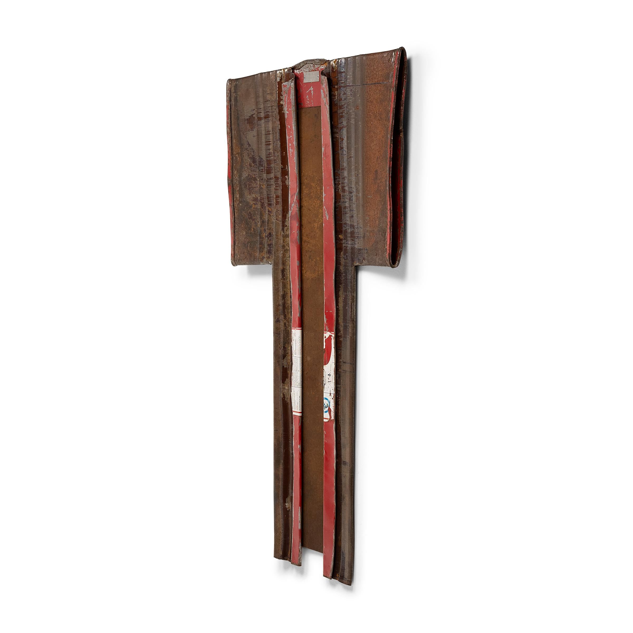 « Kimono à ourlet rouge », sculpture en acier trouvée - Moderne Mixed Media Art par Gordon Chandler