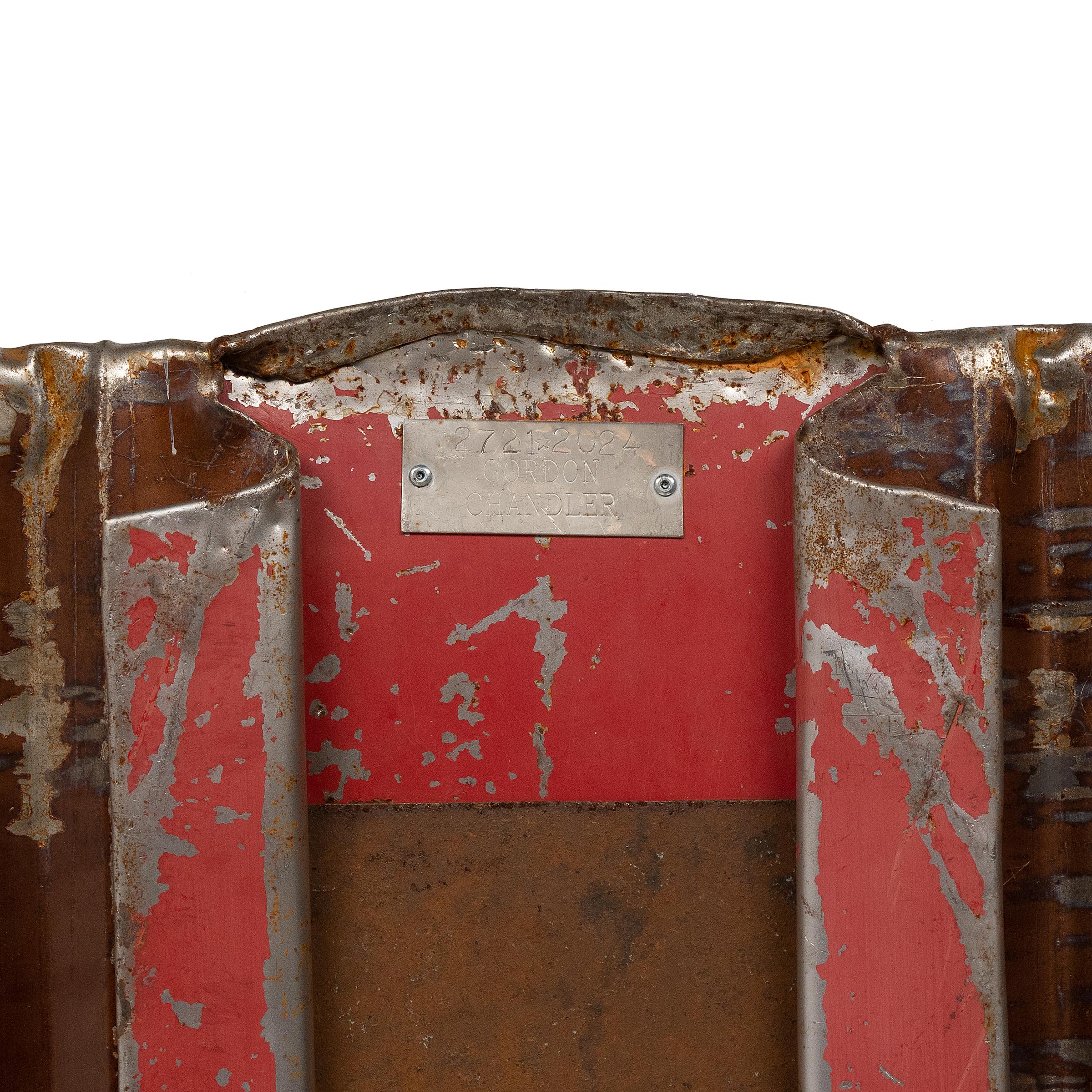 « Kimono à ourlet rouge », sculpture en acier trouvée en vente 1