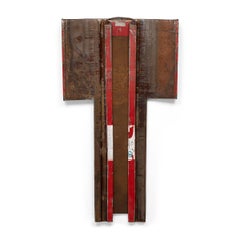 "Kimono de dobladillo rojo", escultura de acero encontrado