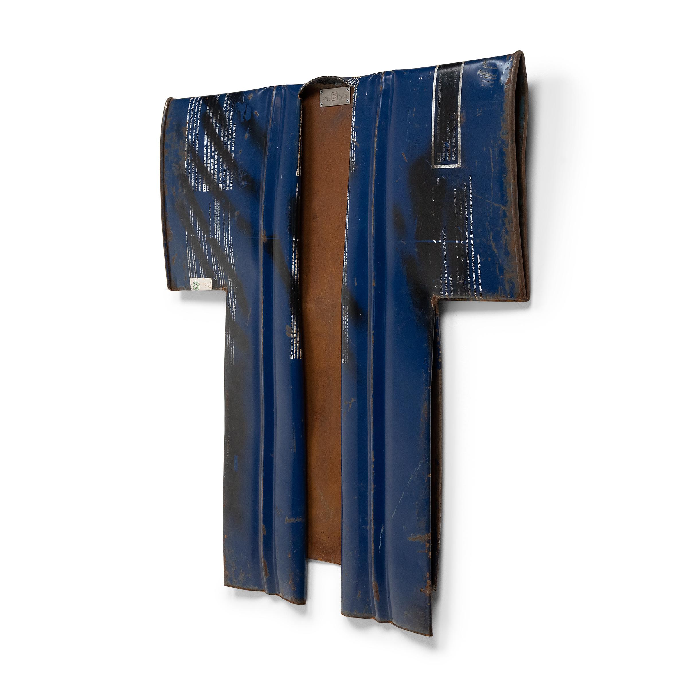 Veste bleu roi, sculpture en acier trouvée - Moderne Art par Gordon Chandler