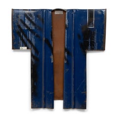 "Chaqueta Azul Real", escultura de acero encontrada