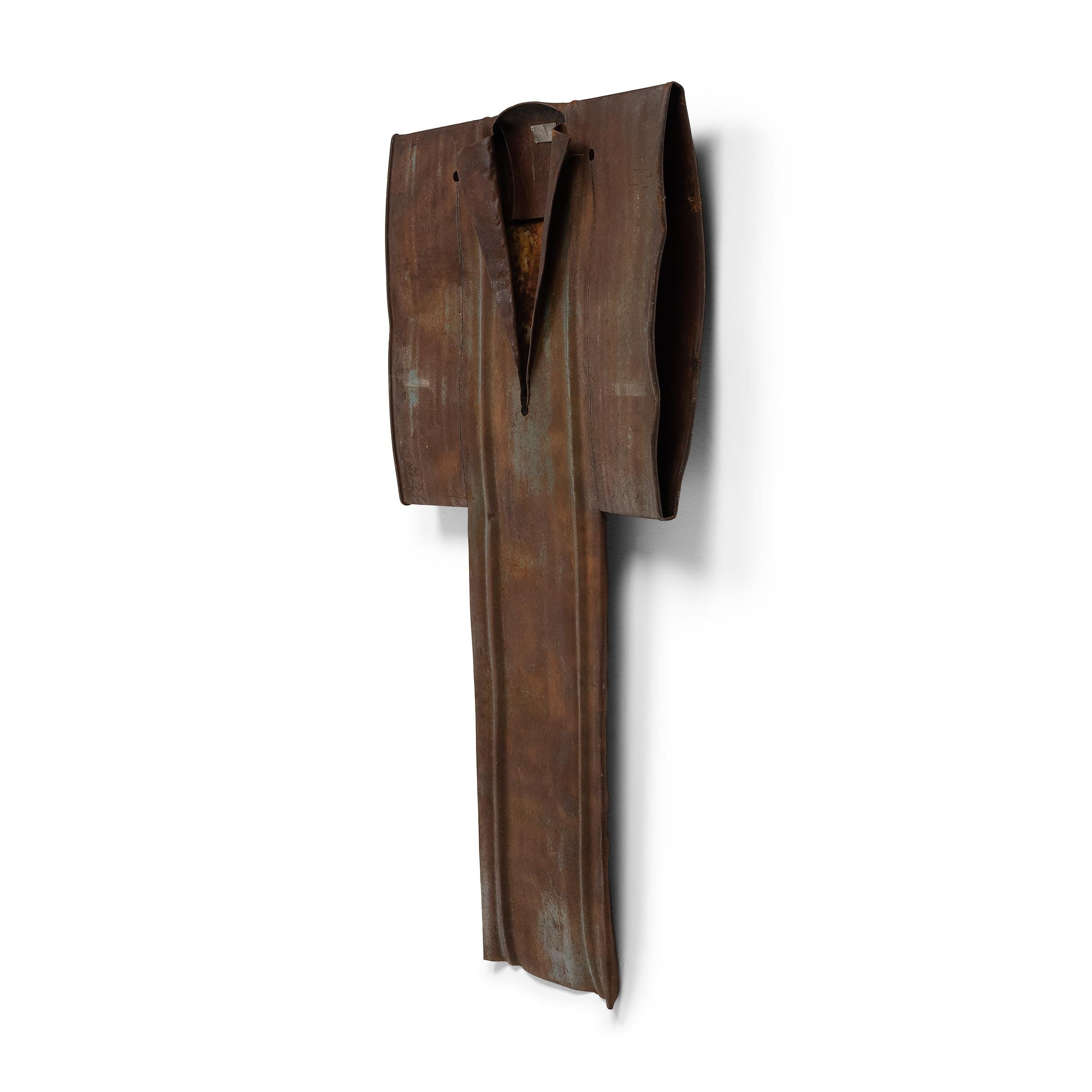 C'est en découvrant un tambour en acier usé par les intempéries et déformé pour ressembler à la manche d'un vêtement que l'artiste Gordon Chandler a eu l'idée de se lancer dans une série de sculptures en kimono formées à partir de déchets