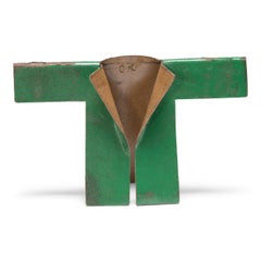 "Tiny Green Jacket", scultura in acciaio trovata, 2023