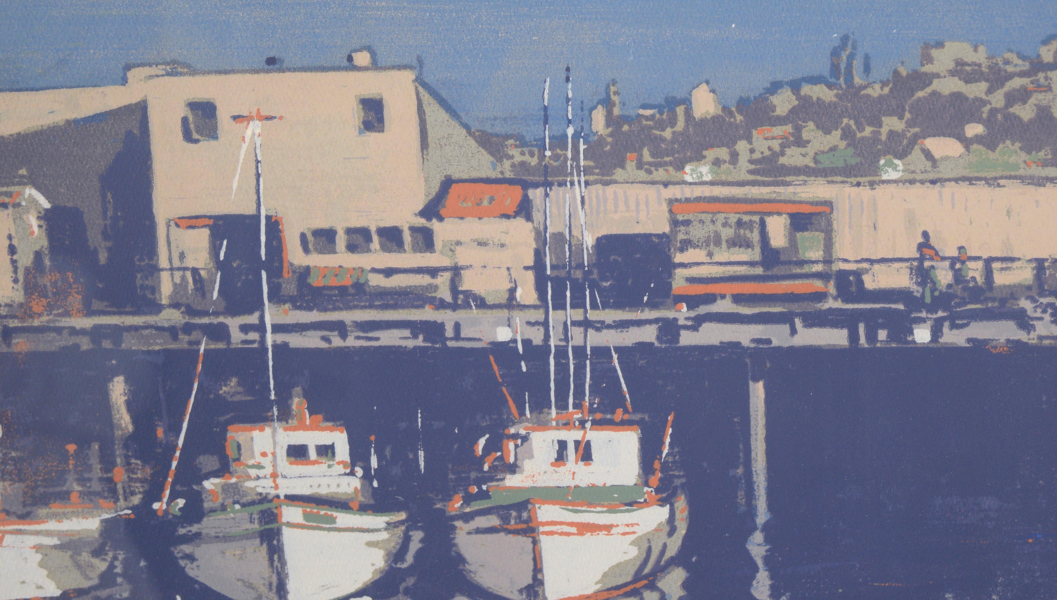 „Fisherman's Wharf – San Francisco“ Mehrschichtiger Raumteiler auf Papier – signiert

Seltener und gewagter Siebdruck (Silk Screen) von Fisherman's Wharf 1957 von Gordon Cope (Amerikaner, 1906-1999). Am Fisherman's Wharf liegen mehrere Boote vor