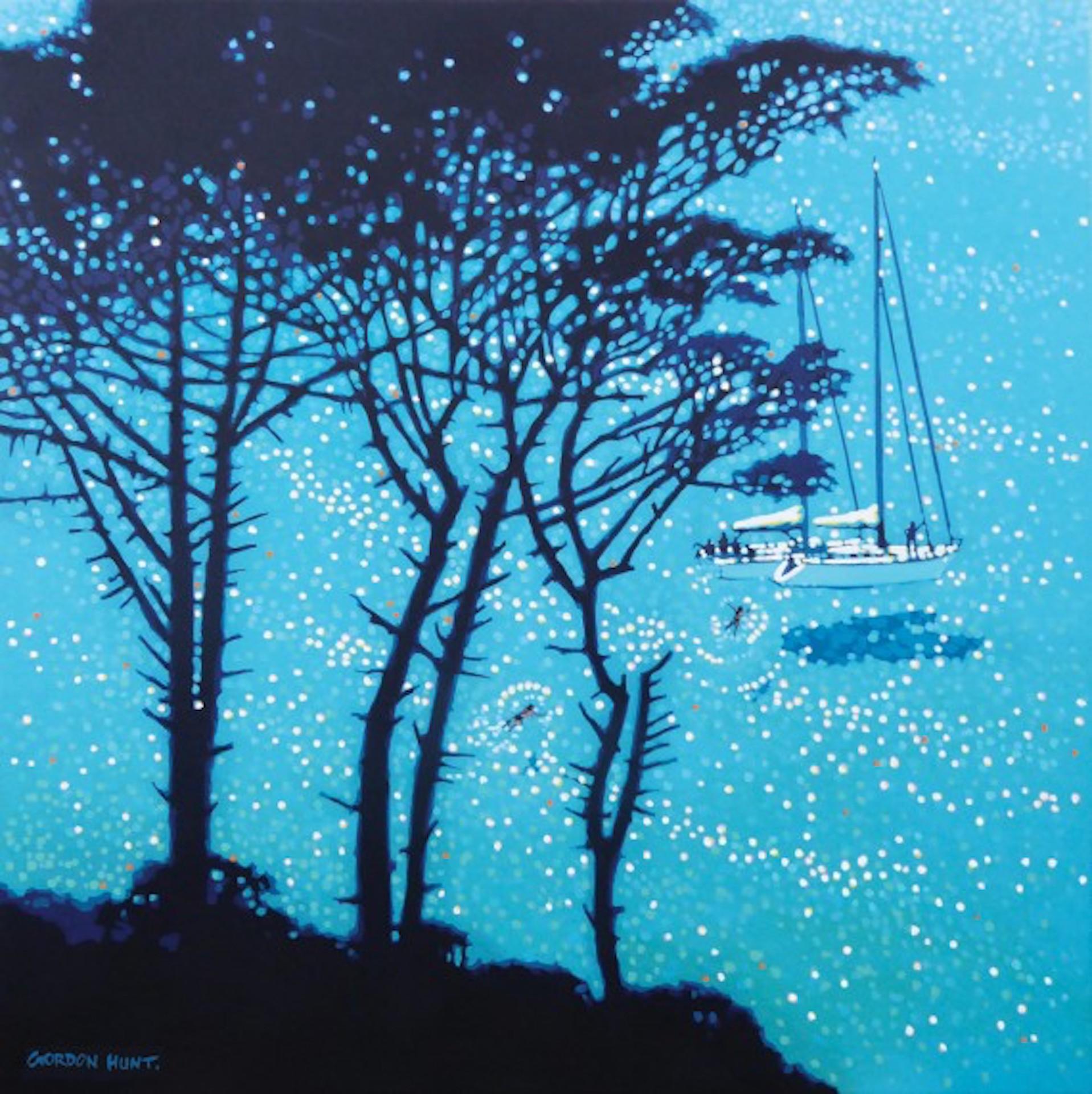 Zeitgenössische Seefahrtsarchitektur, Kunst der Meereslandschaft, erschwingliche Kunst, Fowey Art, Cornwall (Blau), Figurative Painting, von Gordon Hunt