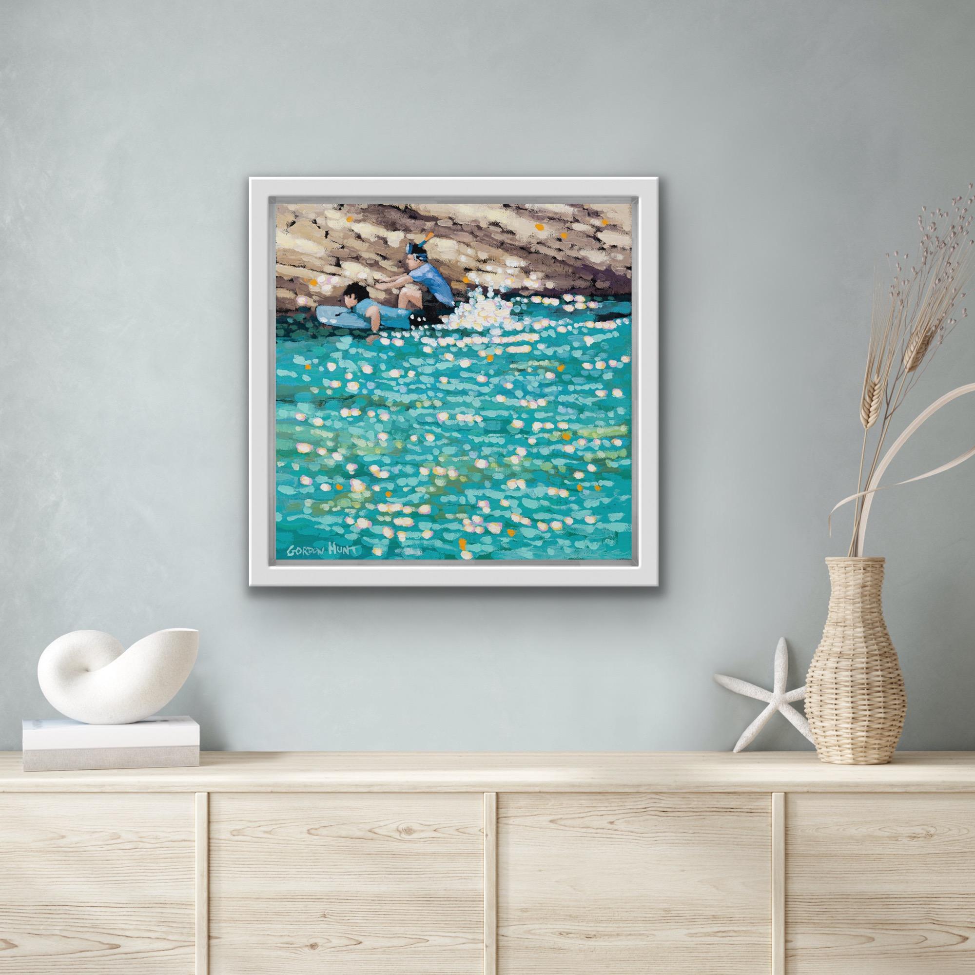 'Onto the rocks' è un dipinto originale di Gordon Hunt che raffigura un paesaggio marino. Due bambini che si godono la vacanza si arrampicano sugli scogli. Si divertono a giocare nelle acque limpide e scintillanti di una spiaggia della Cornovaglia.