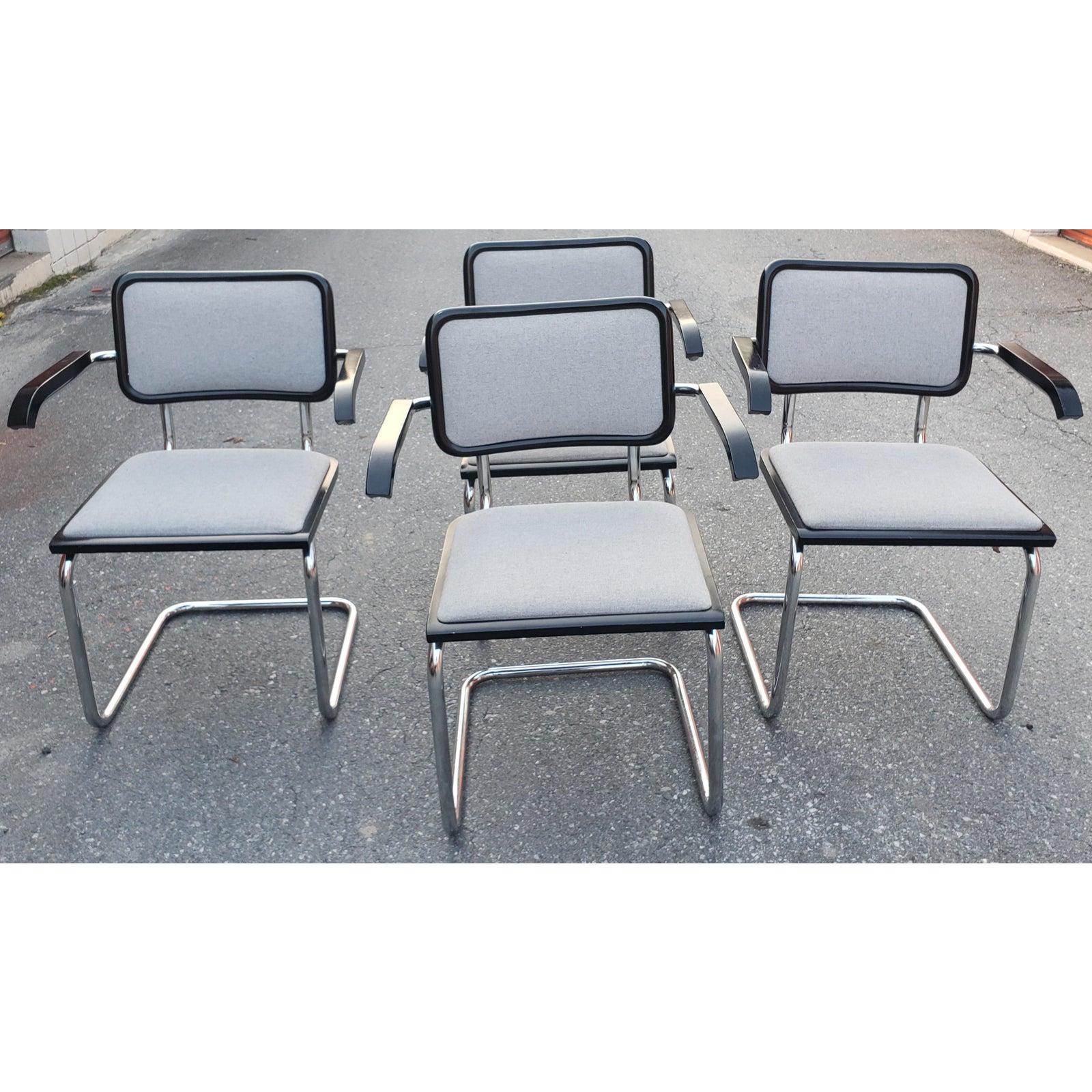 Ensemble iconique de quatre fauteuils cantilever Cesca S64 de Marcel Breuer avec une finition de la structure en hêtre laqué ébonisé. Magnifiquement fabriqué à partir de cadres tubulaires en acier chromé et commandé dans une combinaison rare de noir