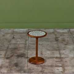 Mesita auxiliar redonda de Gordon & Jane Martz de 18", con tablero de azulejos de mosaico y base de nogal