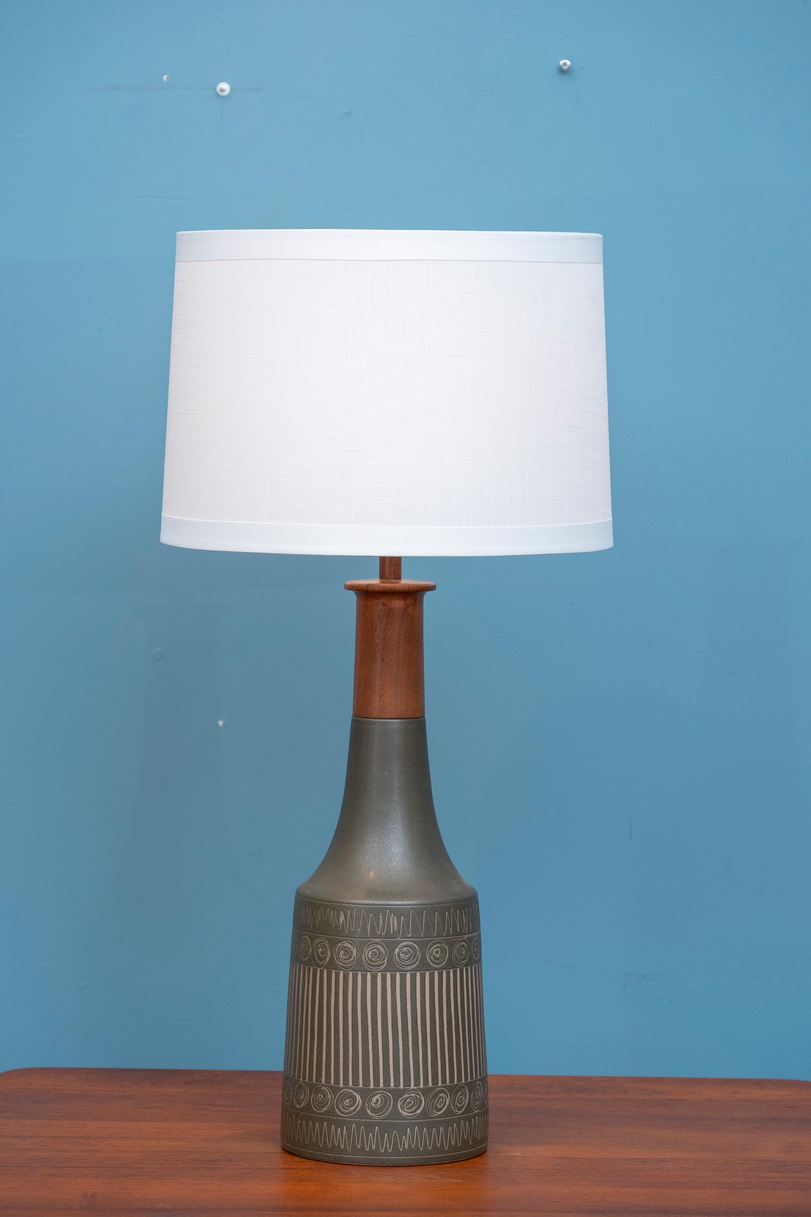 Gordon $ Jane Martz design ceramic table lamp for Marshall Studios, U.S.A Rare form Martz lamp incorporating a turned walnut neck on a etched pattern body, signed on the back. Works as it should, ready to install and enjoy.