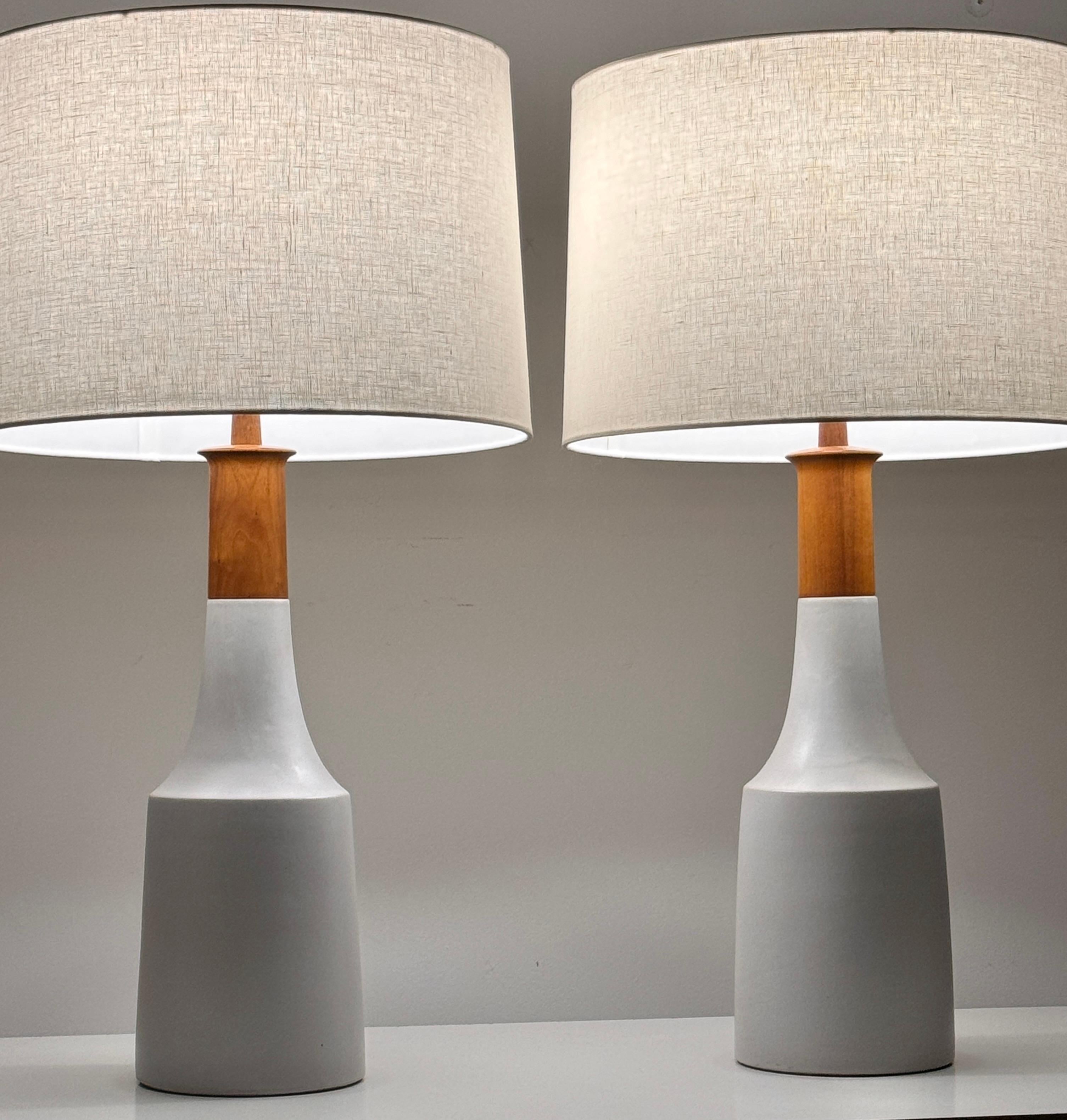 Pareja de lámparas de mesa de cerámica modelo nº 203 diseñadas por Gordon y Jane Martz para Marshall Studios Años 60

Gres esmaltado blanco mate y bases de teca con remates originales de teca y nuevas pantallas de lino
Ambas lámparas firmadas con