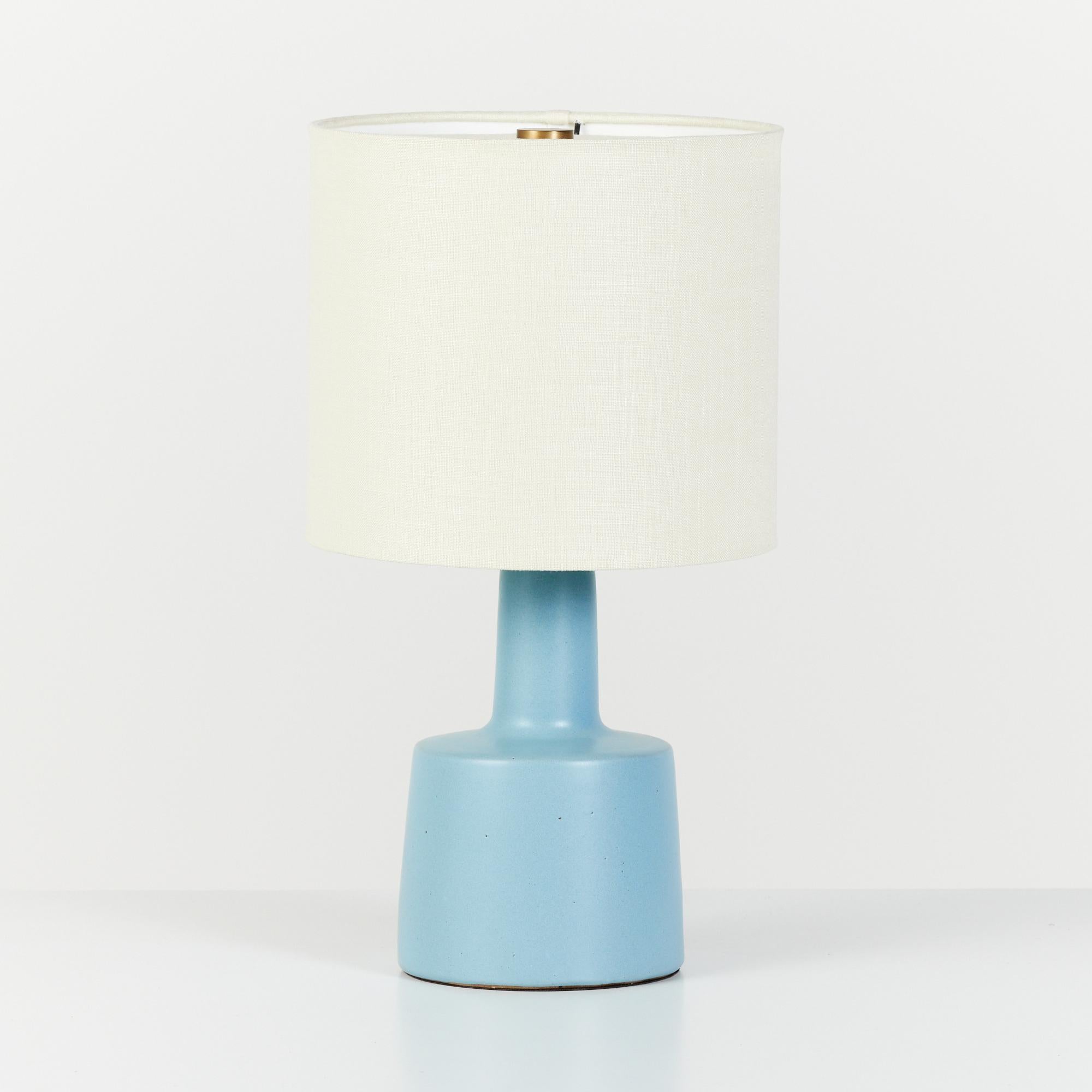 Rotkehlchenblaue Keramik-Tischleuchte des Designer-Ehepaars Gordon und Jane Martz. Produziert von ihrem Familienunternehmen, den Marshall Studios in Indiana, ab 1957. Die Keramiklampe hat eine hellblaue, matte Glasur und einen neuen