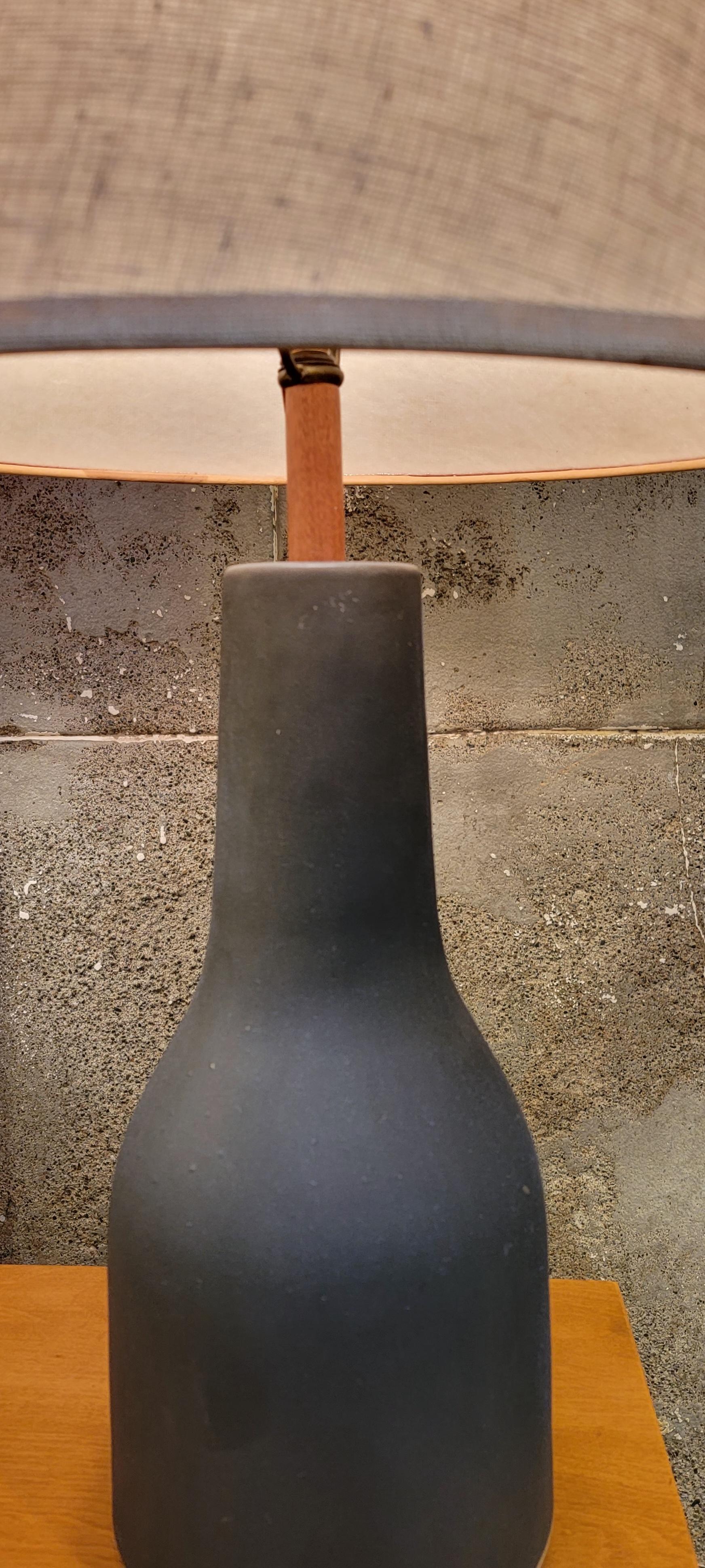 Gordon & Jane Martz Keramik-Tischlampe mit mattem grauer Glasur im Zustand „Gut“ im Angebot in Fulton, CA