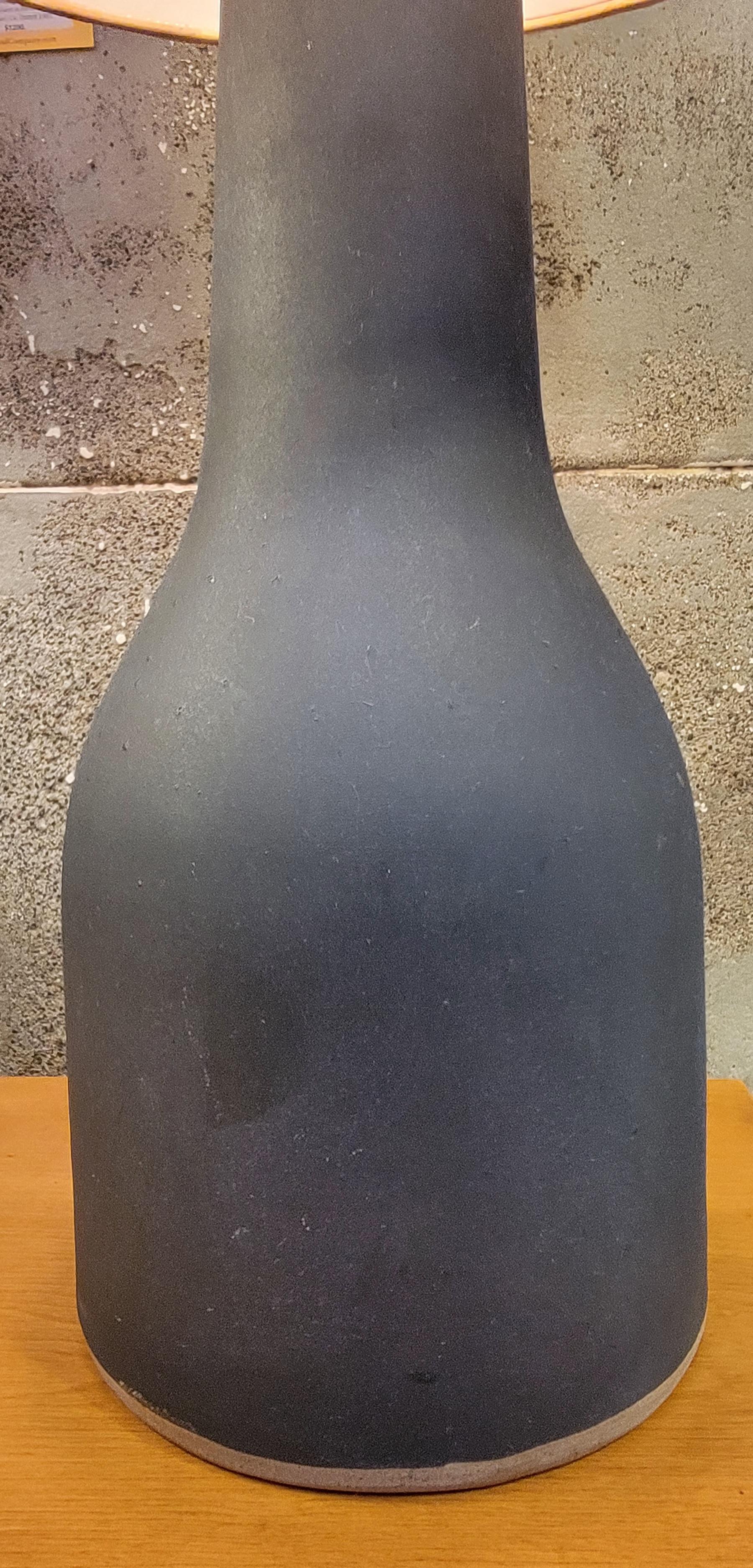 Gordon & Jane Martz Keramik-Tischlampe mit mattem grauer Glasur (20. Jahrhundert) im Angebot
