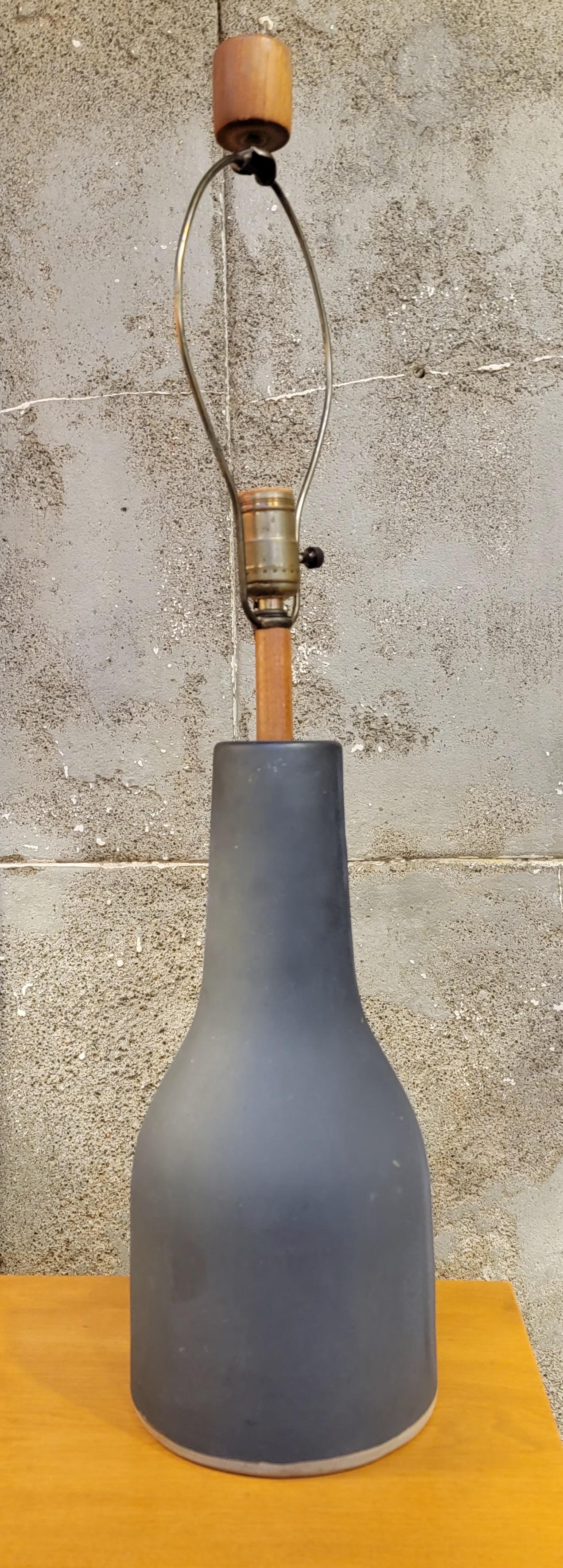 Gordon & Jane Martz Keramik-Tischlampe mit mattem grauer Glasur (Metall) im Angebot