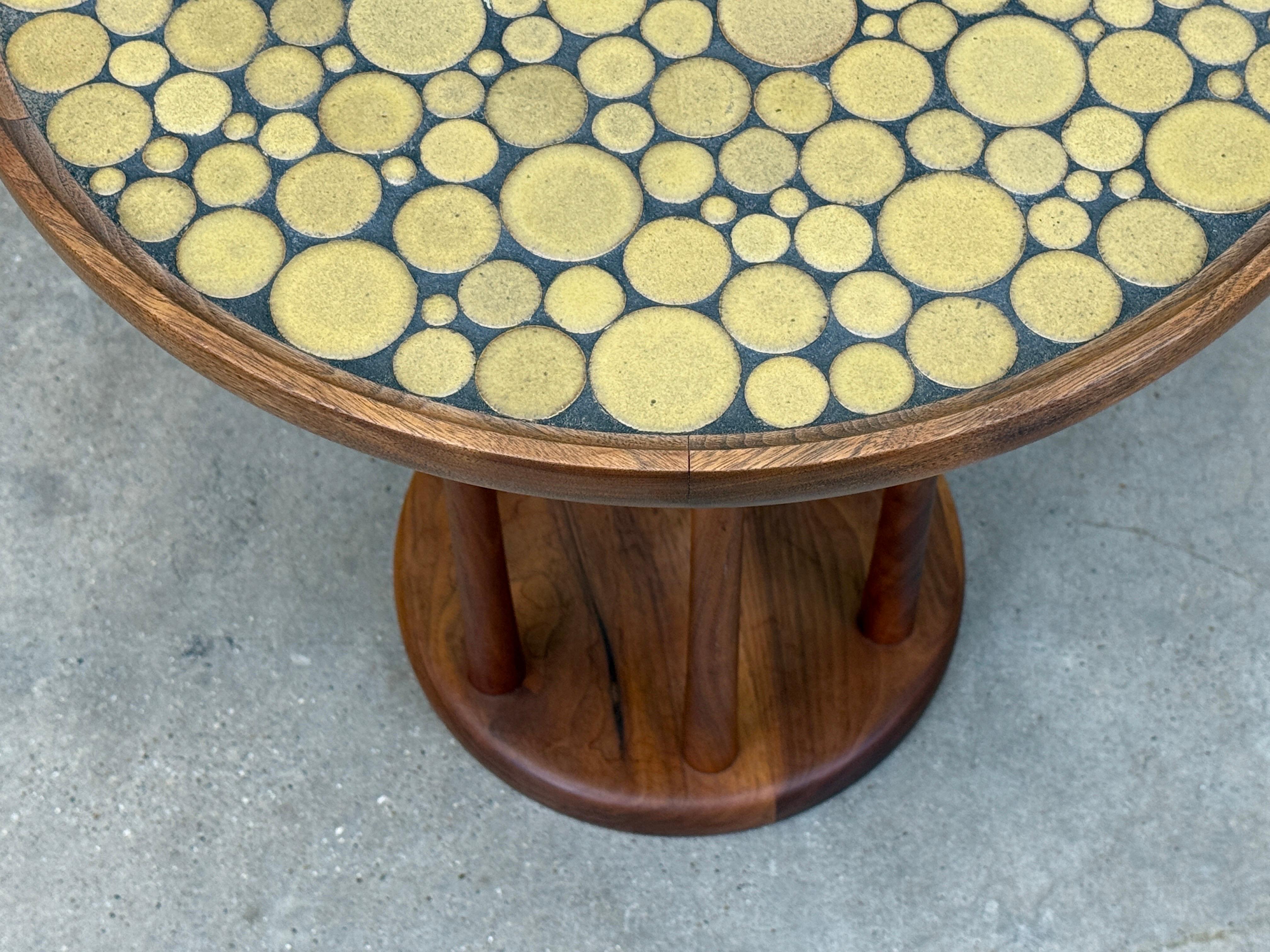Gordon & Jane Martz Ceramic Tile Top Side Table (Mitte des 20. Jahrhunderts) im Angebot