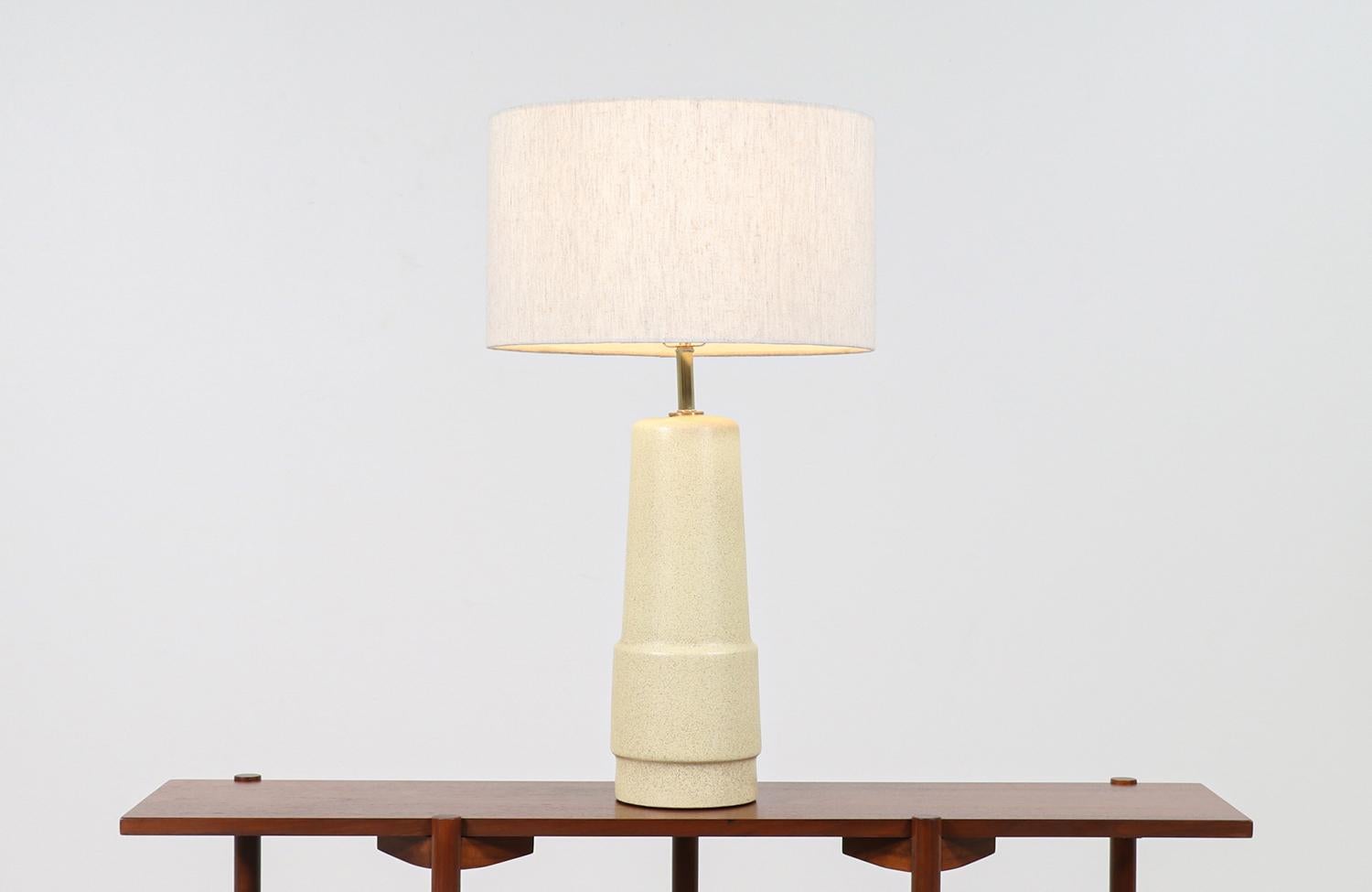 Mid-Century Modern ceramic table lamp designed by Gordon & Jane Martz for Marshall Studios in the United States circa 1950s. This tall and elegant table lamp features a matte cream glazed ceramic body with details creating a contrast of different