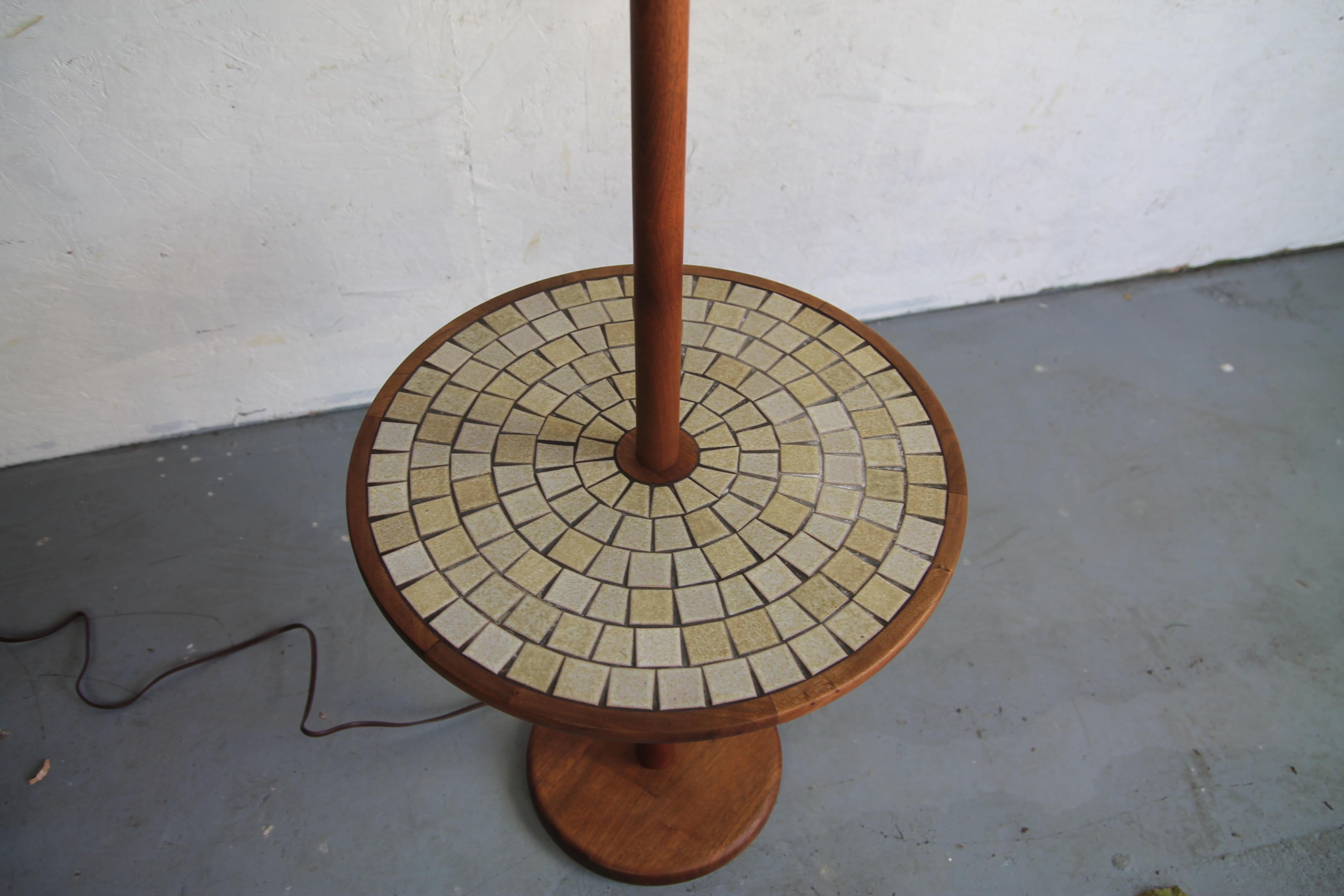 The classic look of Gordon & Jane Martz floor lamp with integrated table for Marshall Studios. Wall construction with inlaid tiles on tabletop.