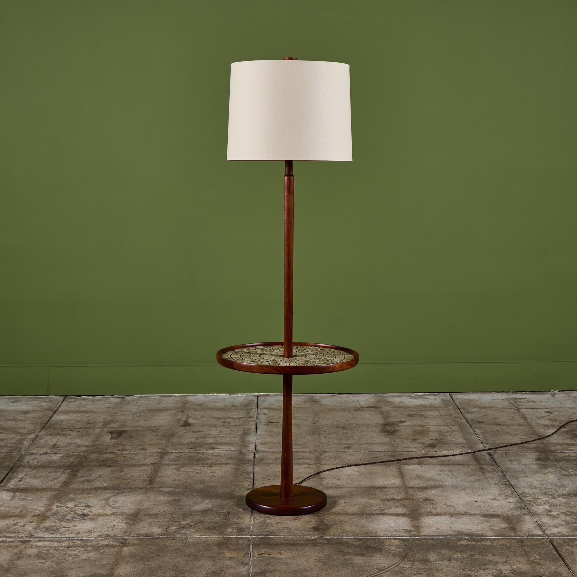Lampadaire Gordon & Jane Martz et table d'appoint ronde en mosaïque. Cette pièce est composée d'une base en noyer et de carreaux de céramique carrés marron et crème incrustés sur le plateau de la table. La lampe est dotée d'un abat-jour en lin