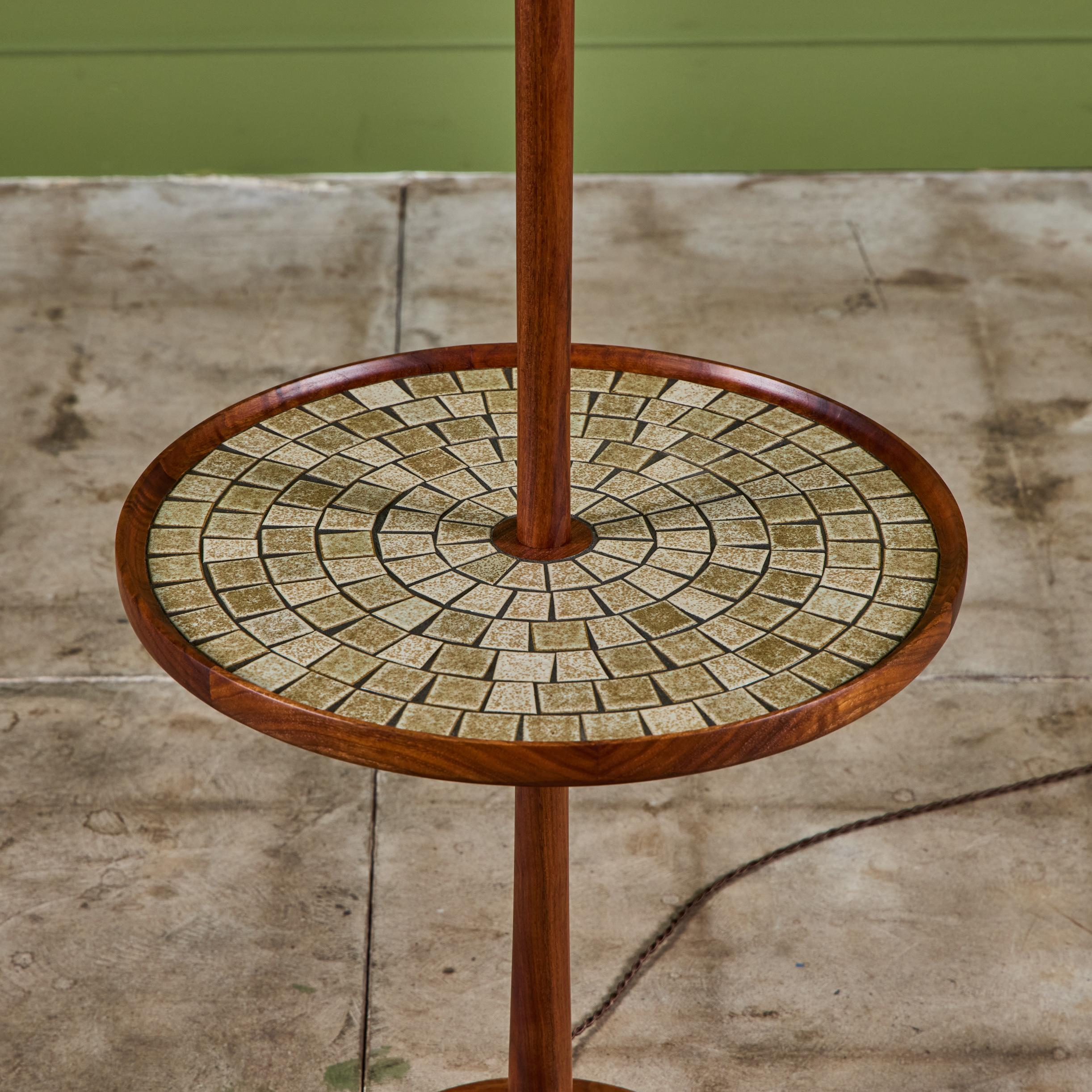 20ième siècle Lampadaire Gordon & Jane Martz avec mosaïque carrée émaillée scintillante en vente