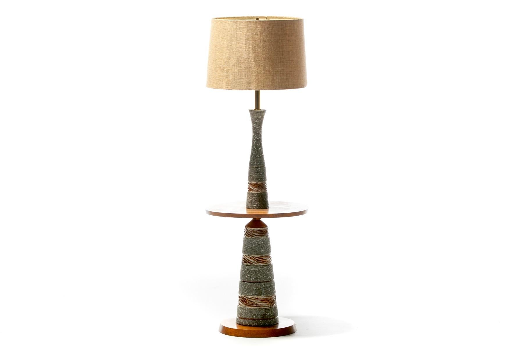 Intagliato a mano Lampada da terra Gordon & Jane Martz in ceramica marrone grigia e noce, 1955 ca. in vendita
