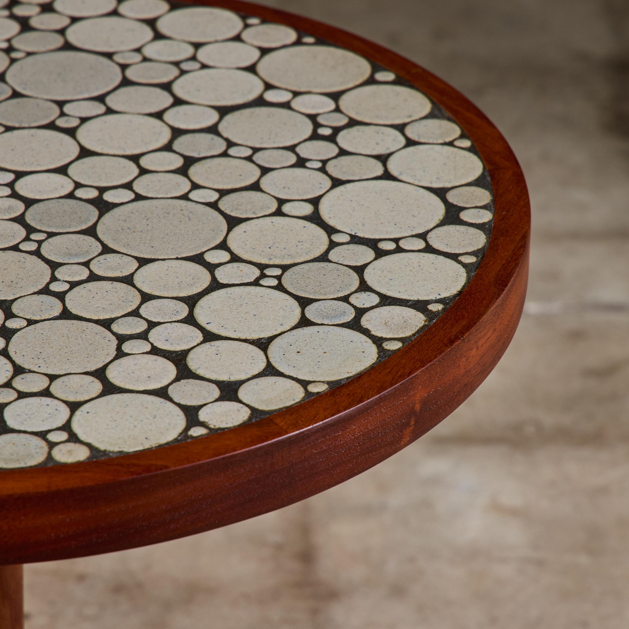 Gordon & Jane Martz Grauer Münzfliesen Mosaik Beistelltisch im Angebot 2