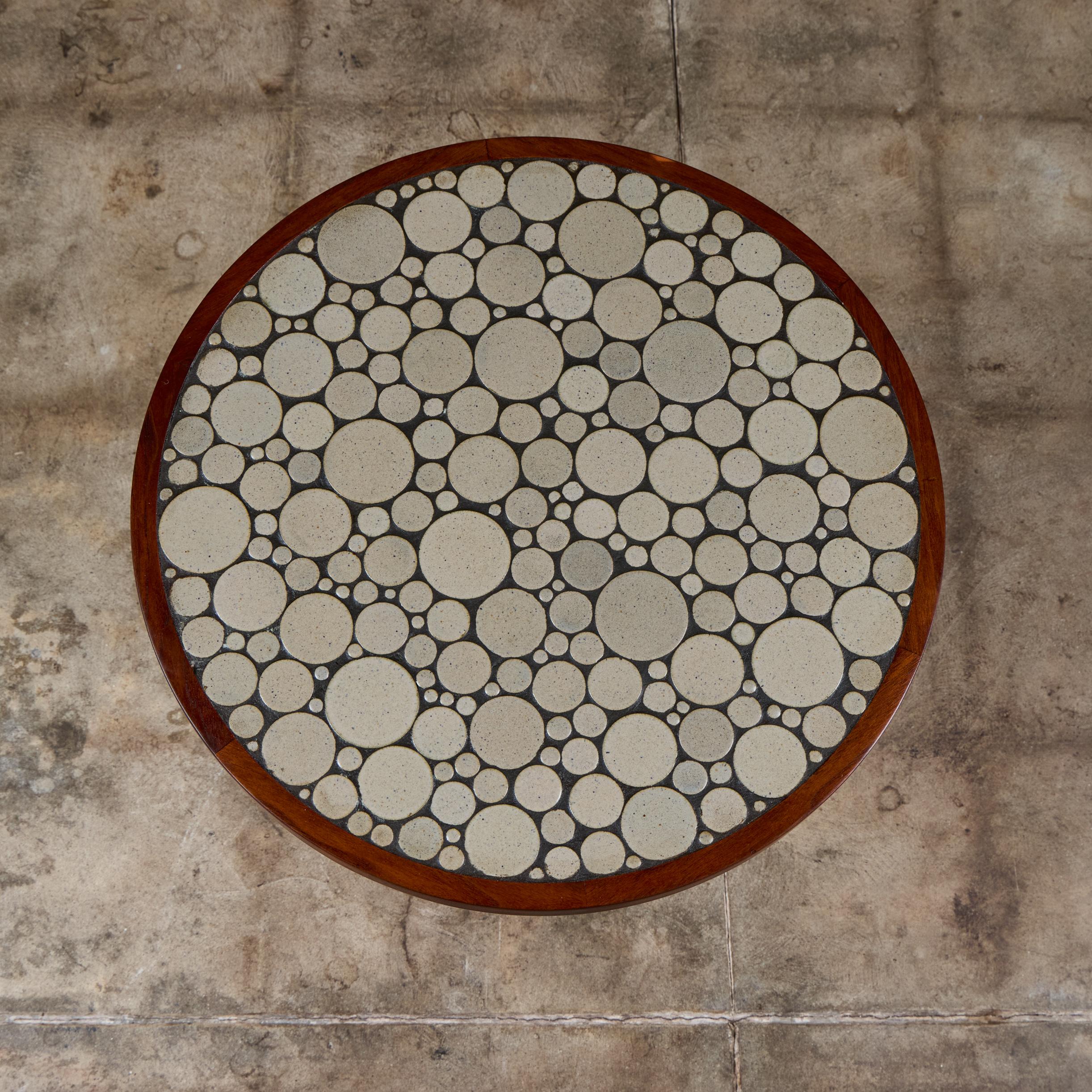 Gordon & Jane Martz Grauer Münzfliesen Mosaik Beistelltisch (Moderne der Mitte des Jahrhunderts) im Angebot
