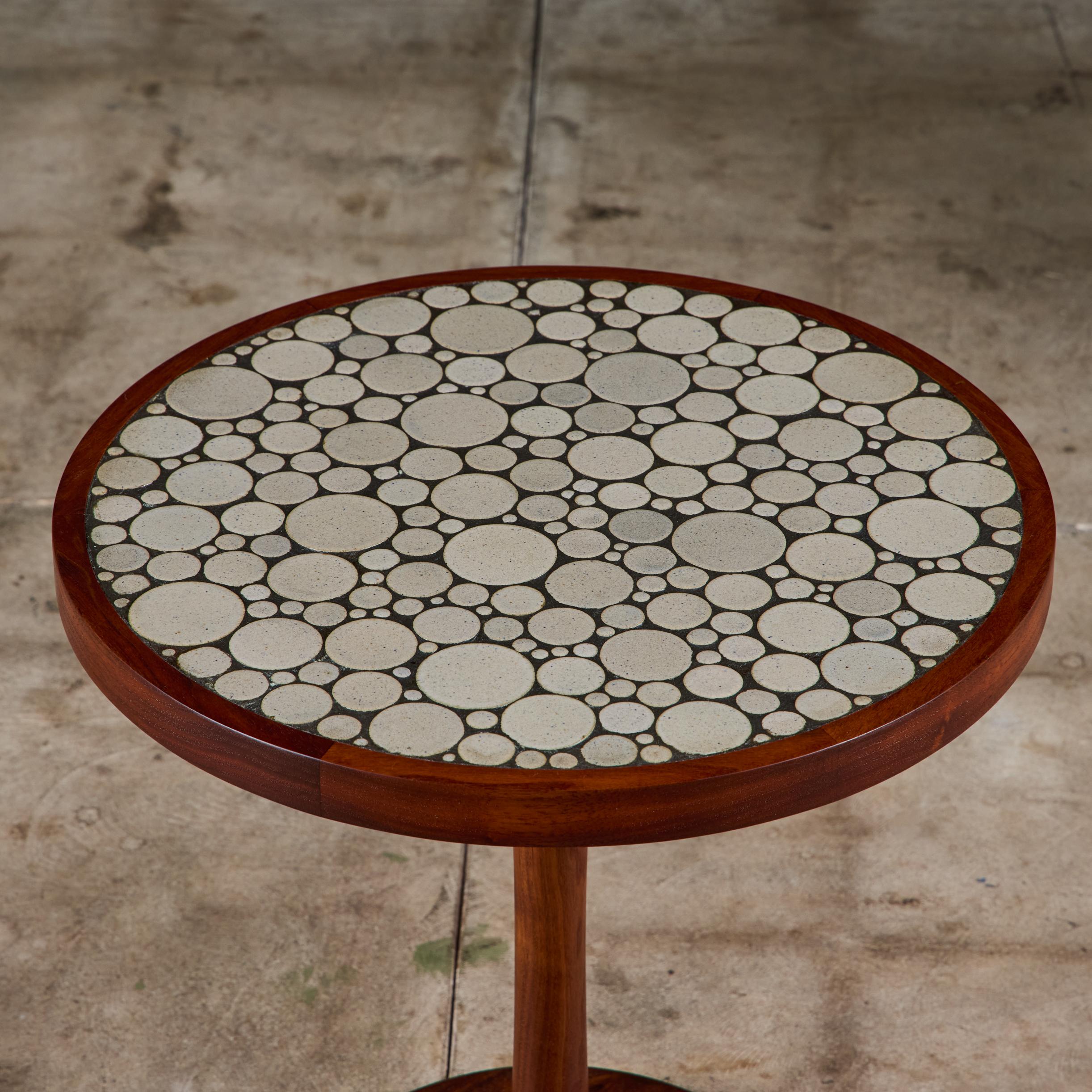 Gordon & Jane Martz Grauer Münzfliesen Mosaik Beistelltisch (Keramik) im Angebot