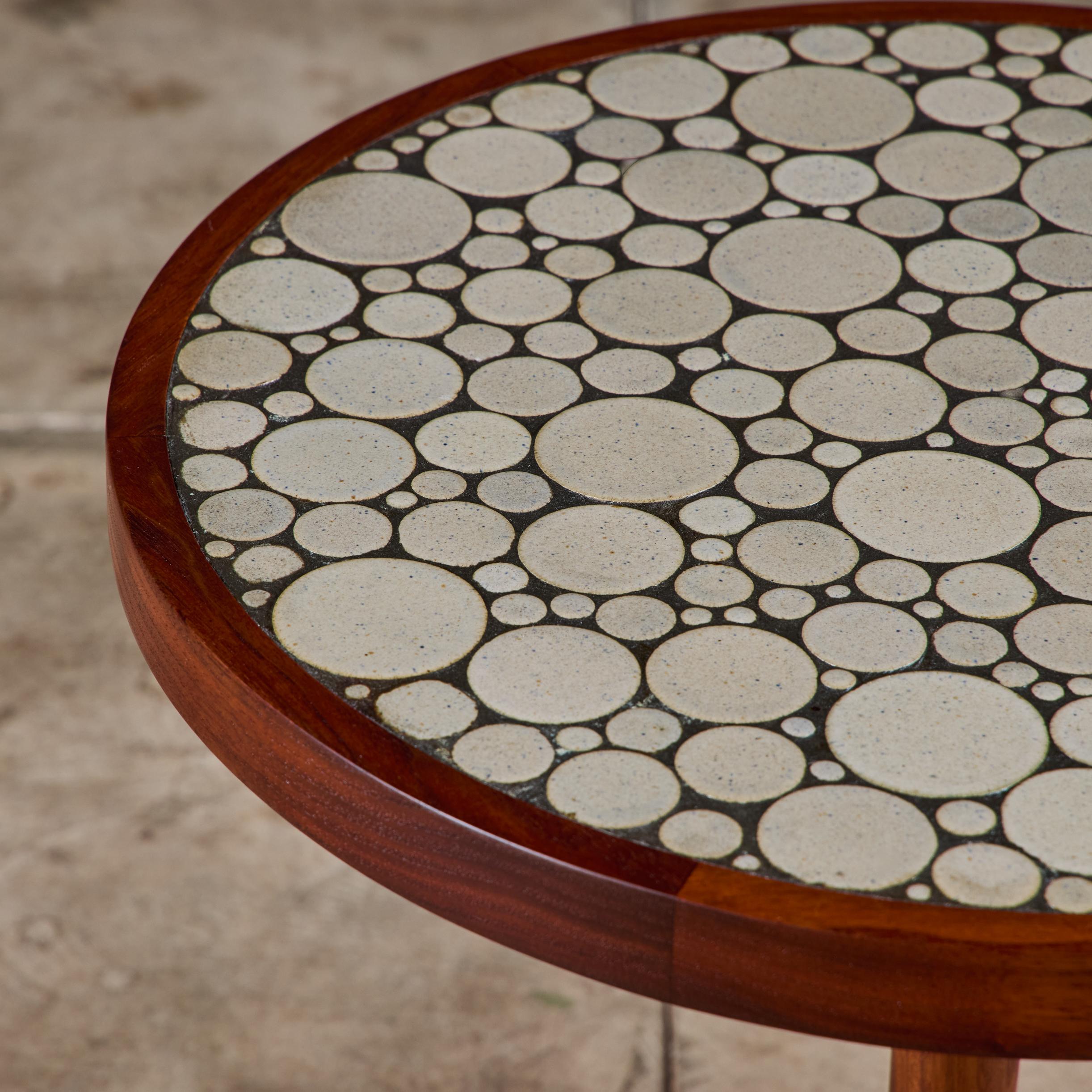Gordon & Jane Martz Grauer Münzfliesen Mosaik Beistelltisch im Angebot 1