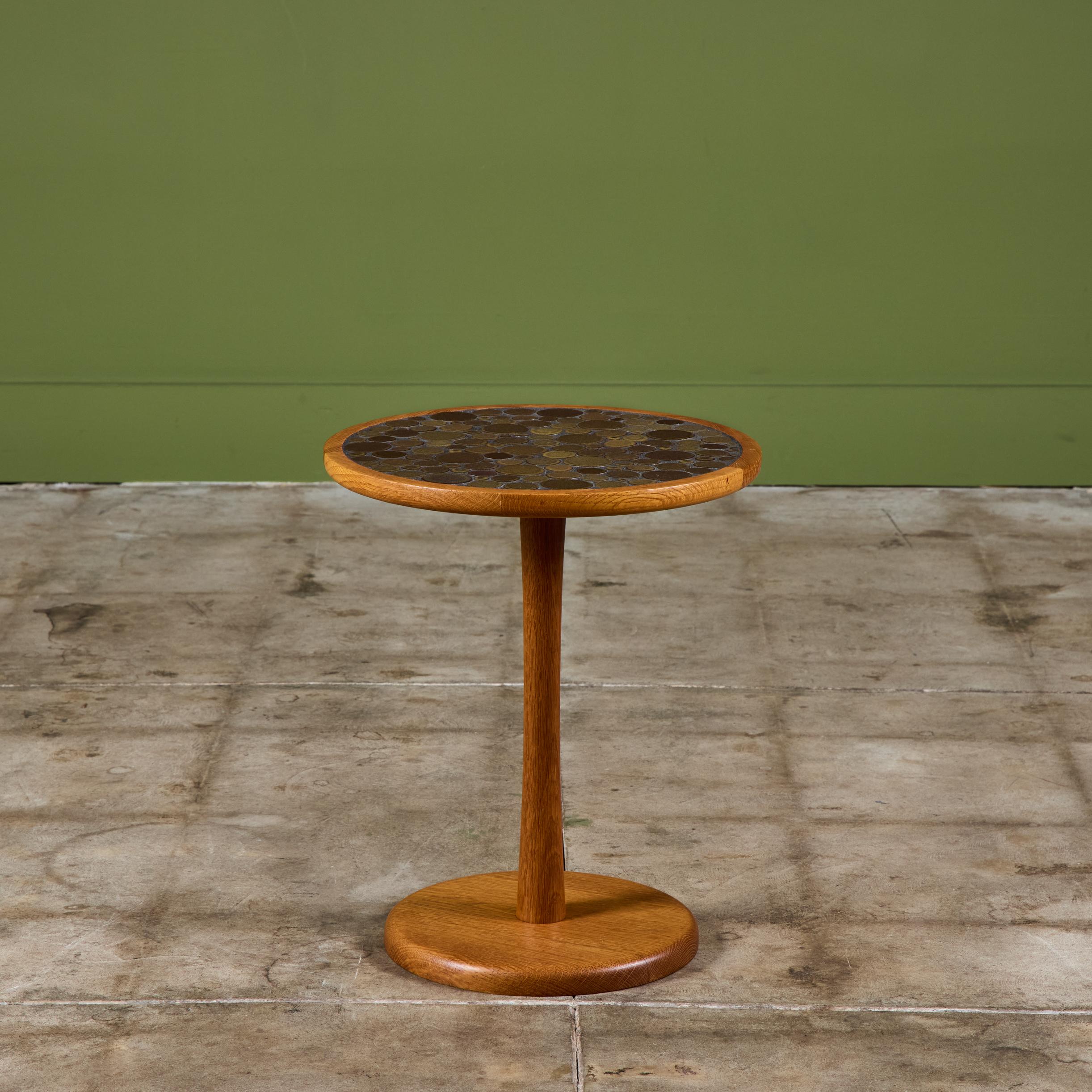 Gordon & Jane Martz Grün gesprenkelte glasierte Münzfliese Mosaik Beistelltisch (amerikanisch) im Angebot