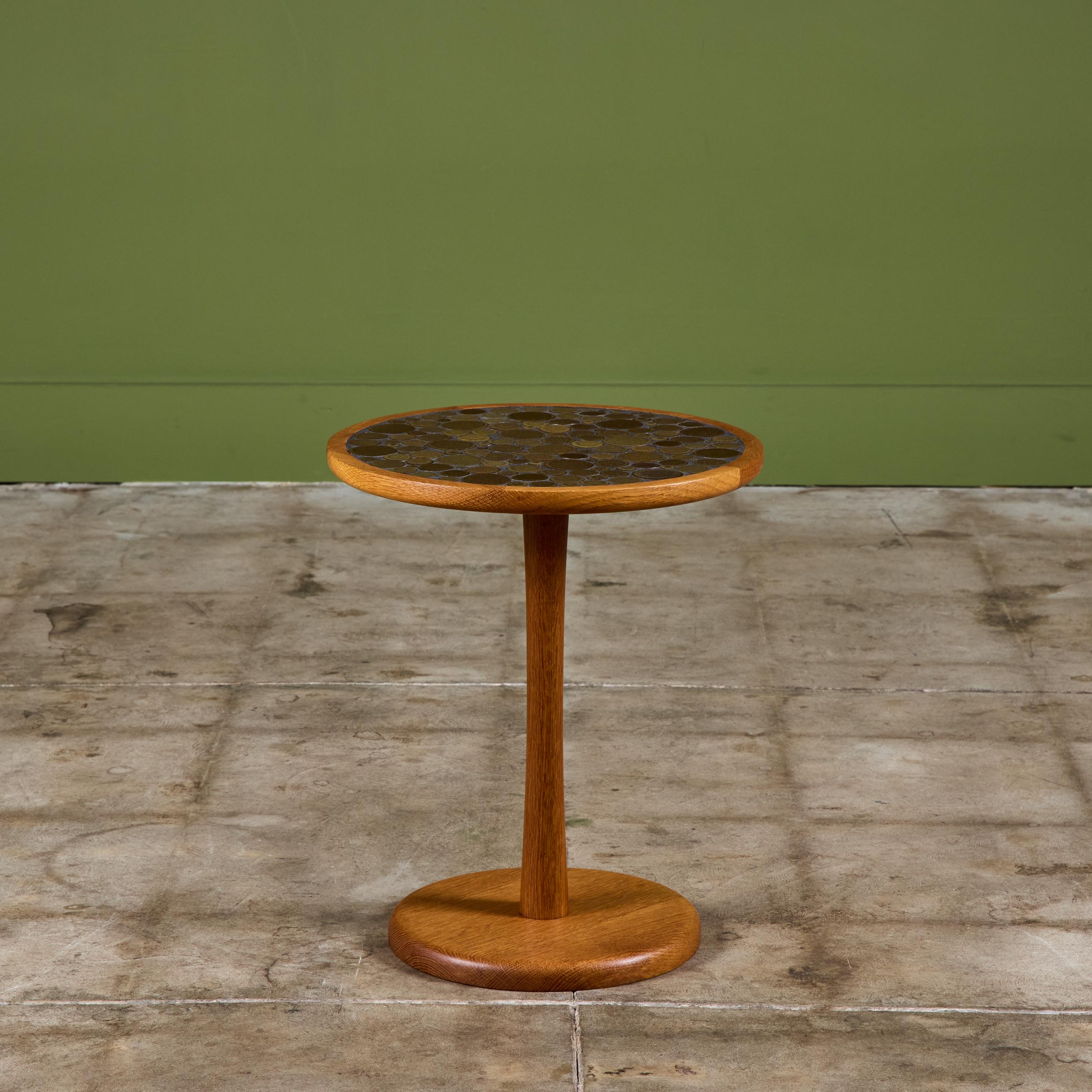Gordon & Jane Martz Grün gesprenkelte glasierte Münzfliese Mosaik Beistelltisch im Zustand „Hervorragend“ im Angebot in Los Angeles, CA