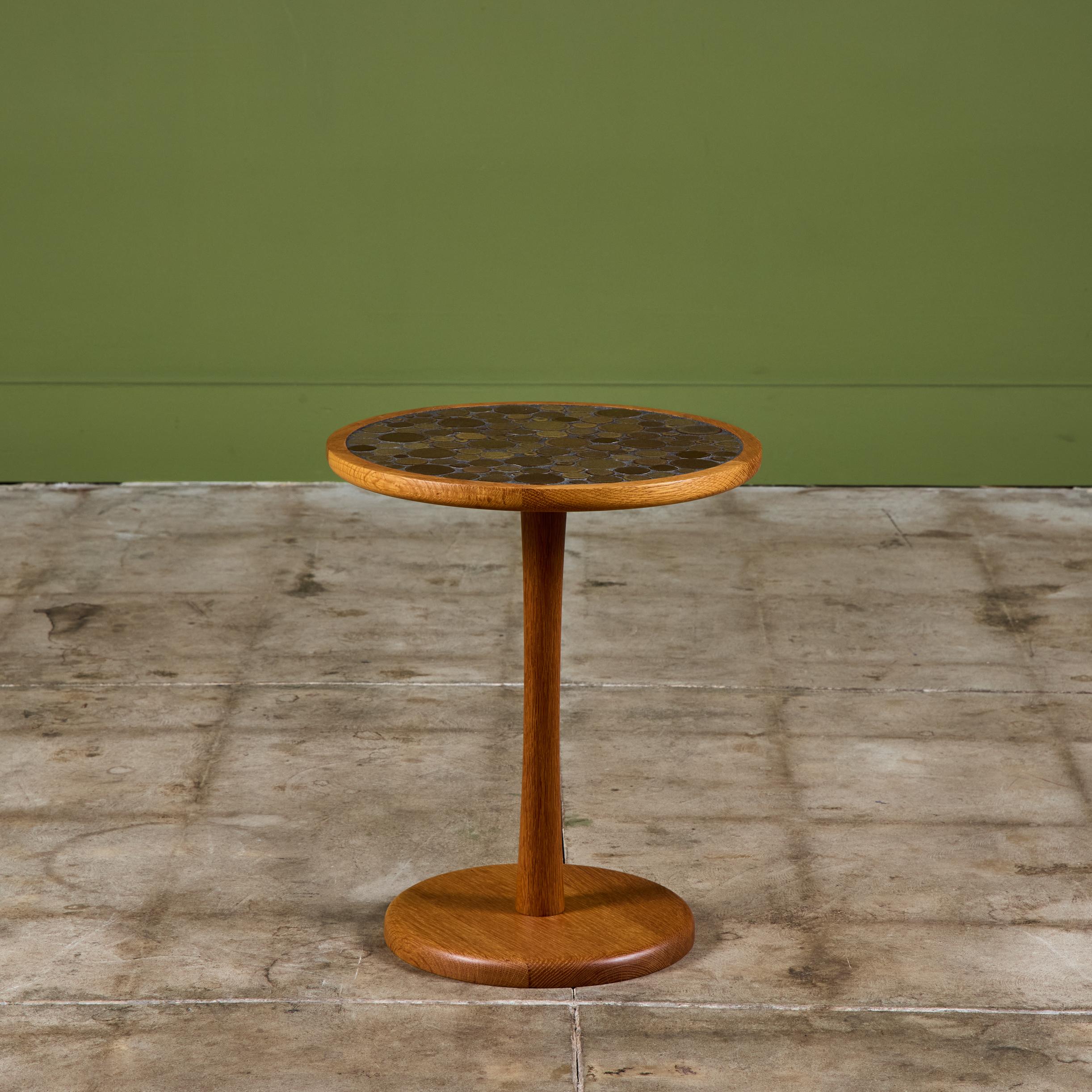 Gordon & Jane Martz Grün gesprenkelte glasierte Münzfliese Mosaik Beistelltisch (20. Jahrhundert) im Angebot
