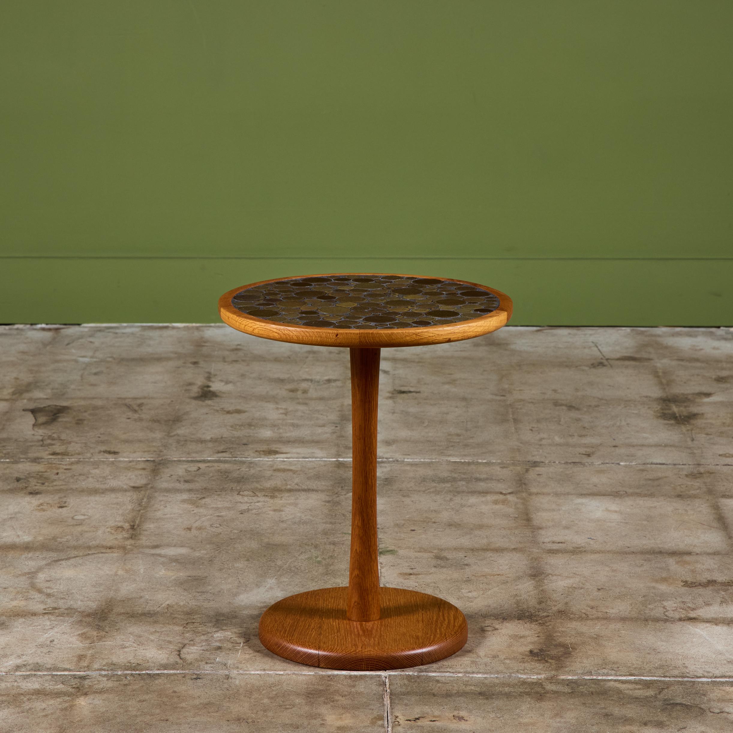 Gordon & Jane Martz Grün gesprenkelte glasierte Münzfliese Mosaik Beistelltisch (Keramik) im Angebot