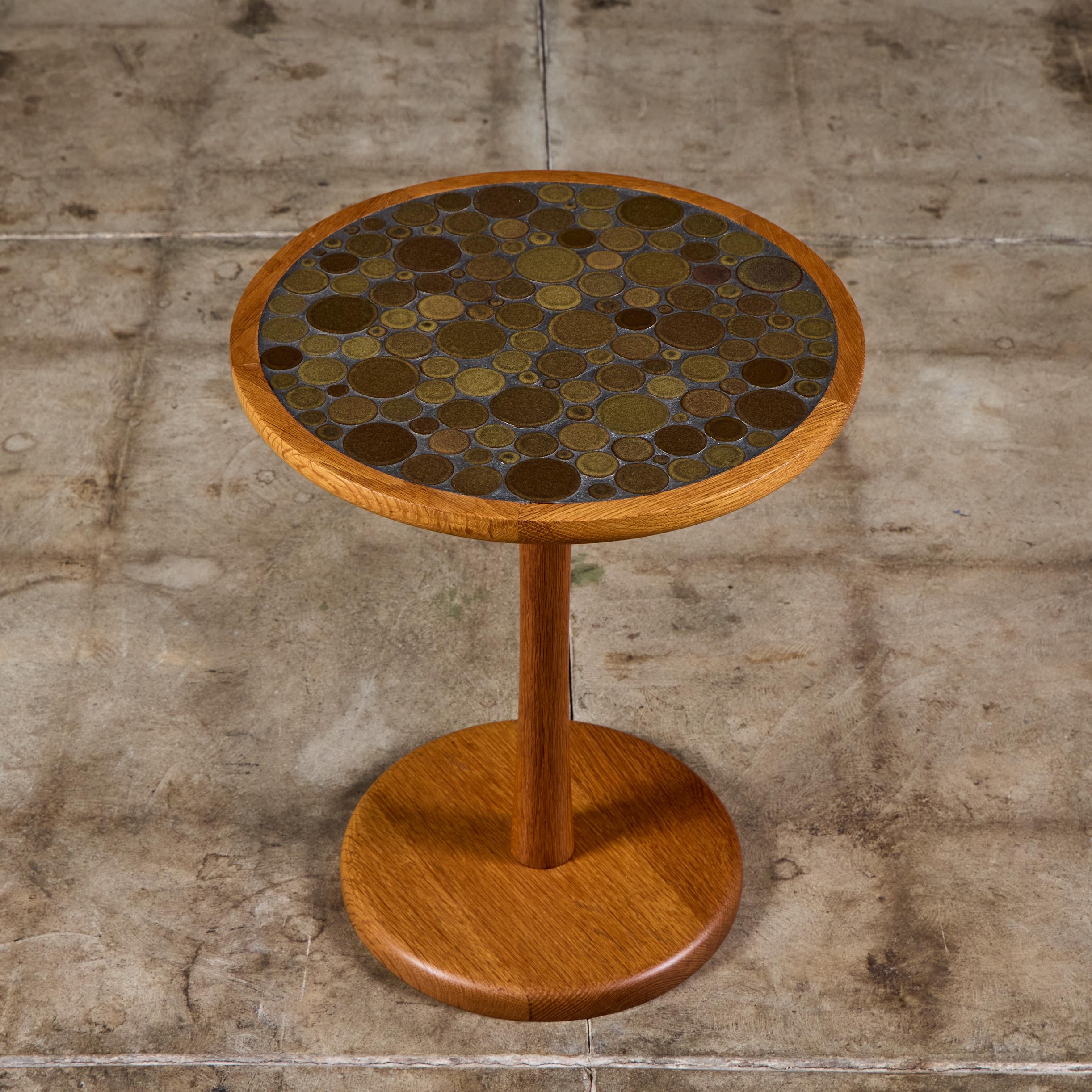 Gordon & Jane Martz Grün gesprenkelte glasierte Münzfliese Mosaik Beistelltisch im Angebot 1