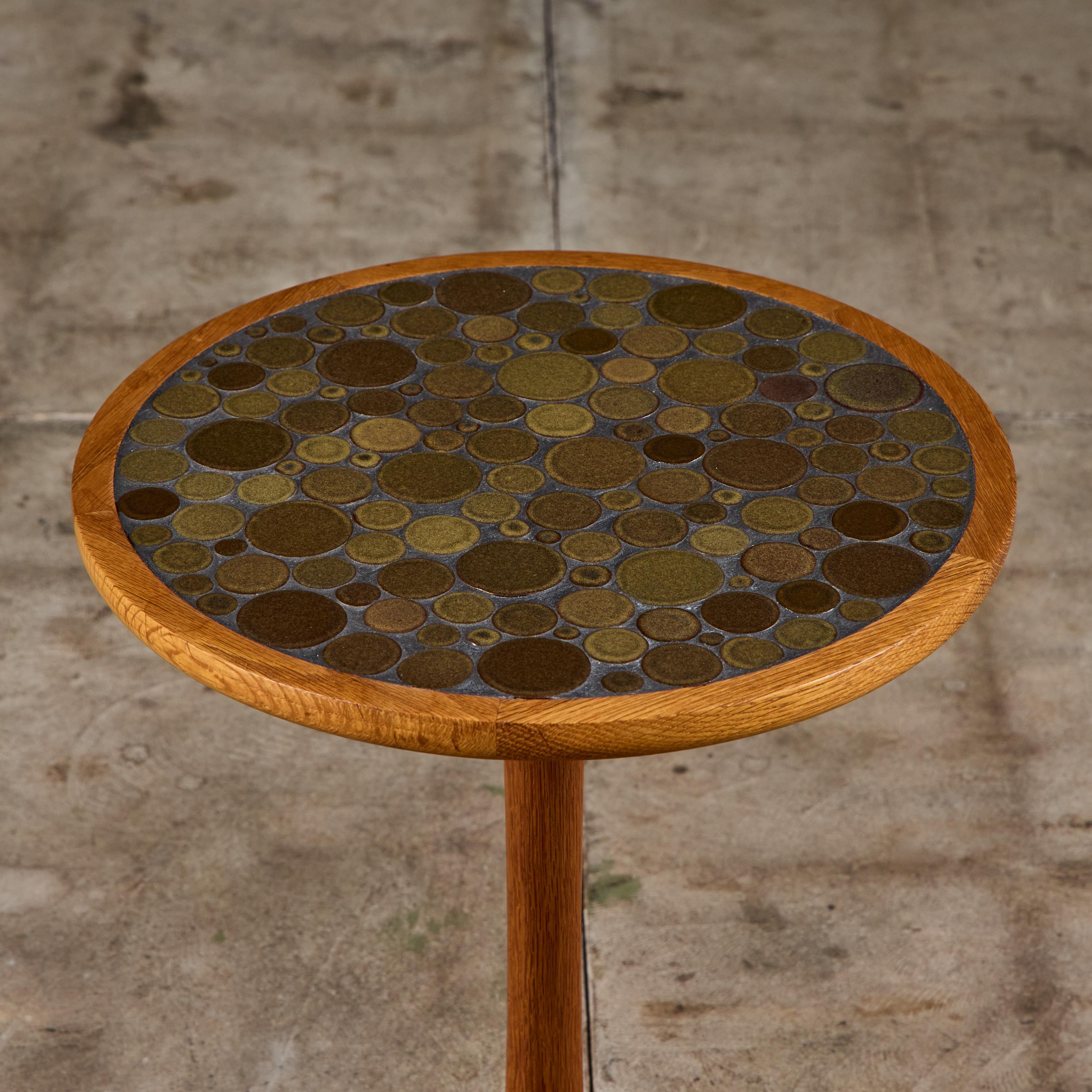 Gordon & Jane Martz Grün gesprenkelte glasierte Münzfliese Mosaik Beistelltisch im Angebot 2