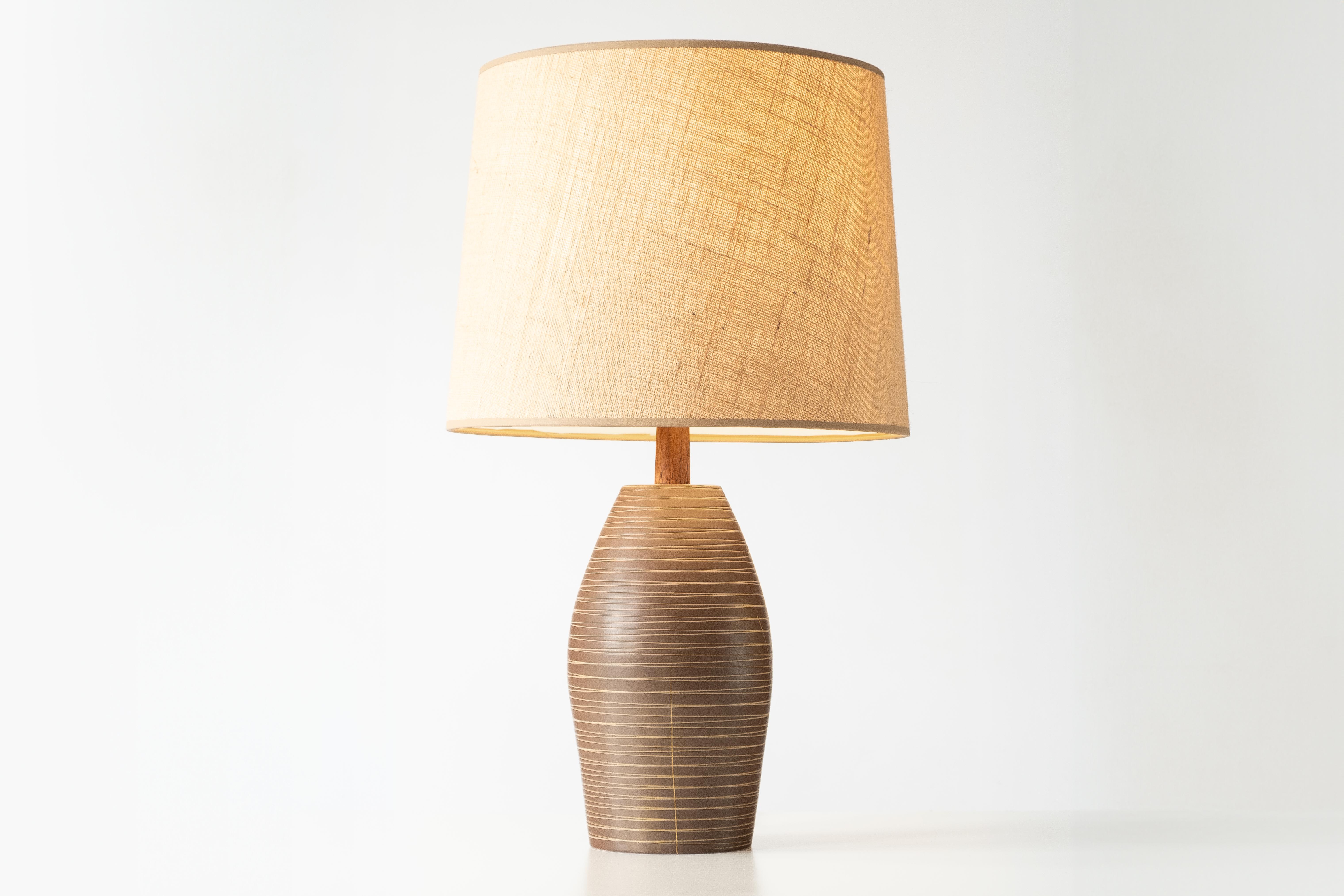 American Gordon & Jane Martz / Marshall Studios Ceramic Pottery Table Lamp — Matte Brown  For Sale