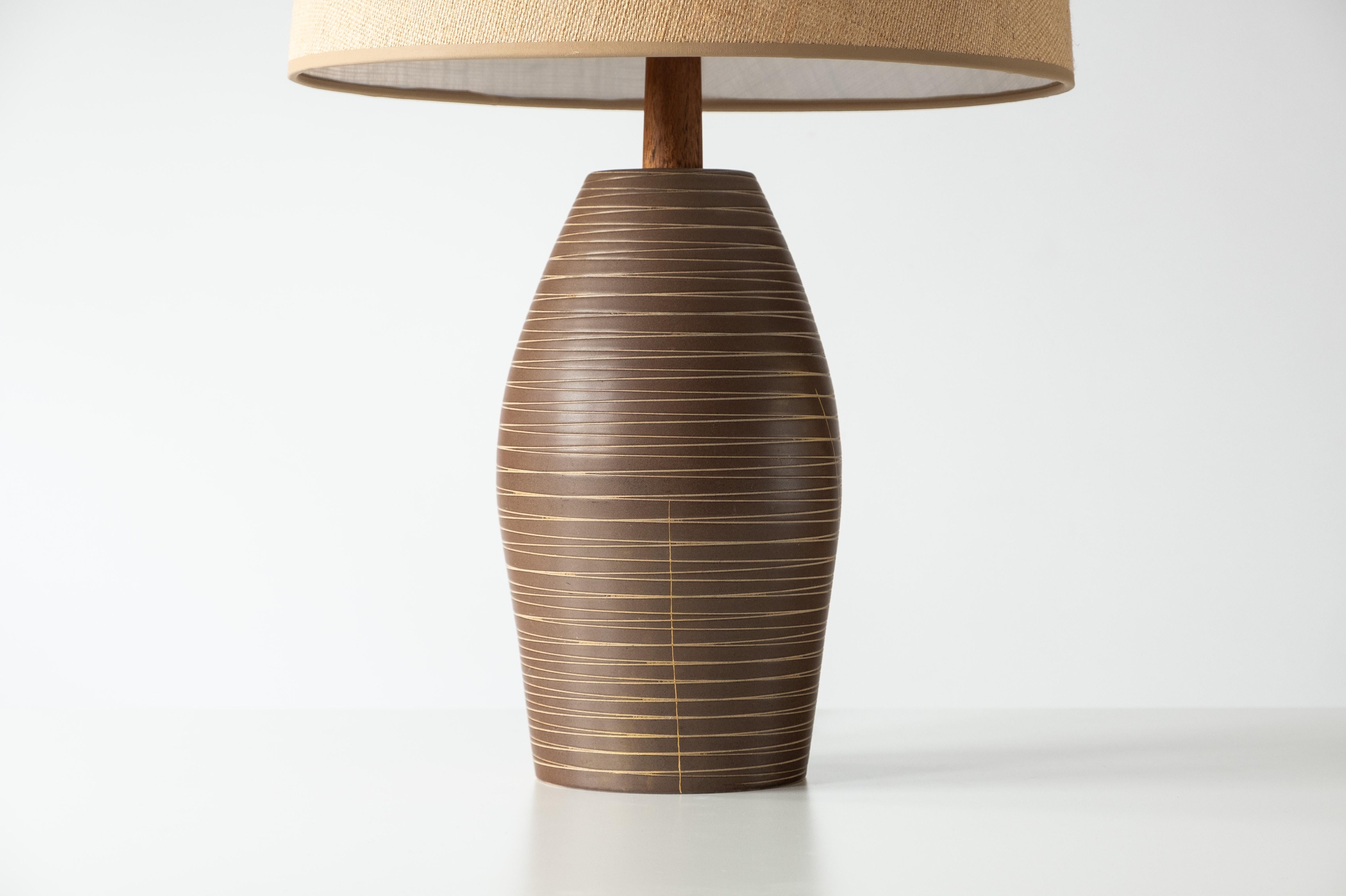 Gordon & Jane Martz / Marshall Studios Ceramic Pottery Table Lamp — Matte Brown  In Distressed Condition For Sale In Portland, OR