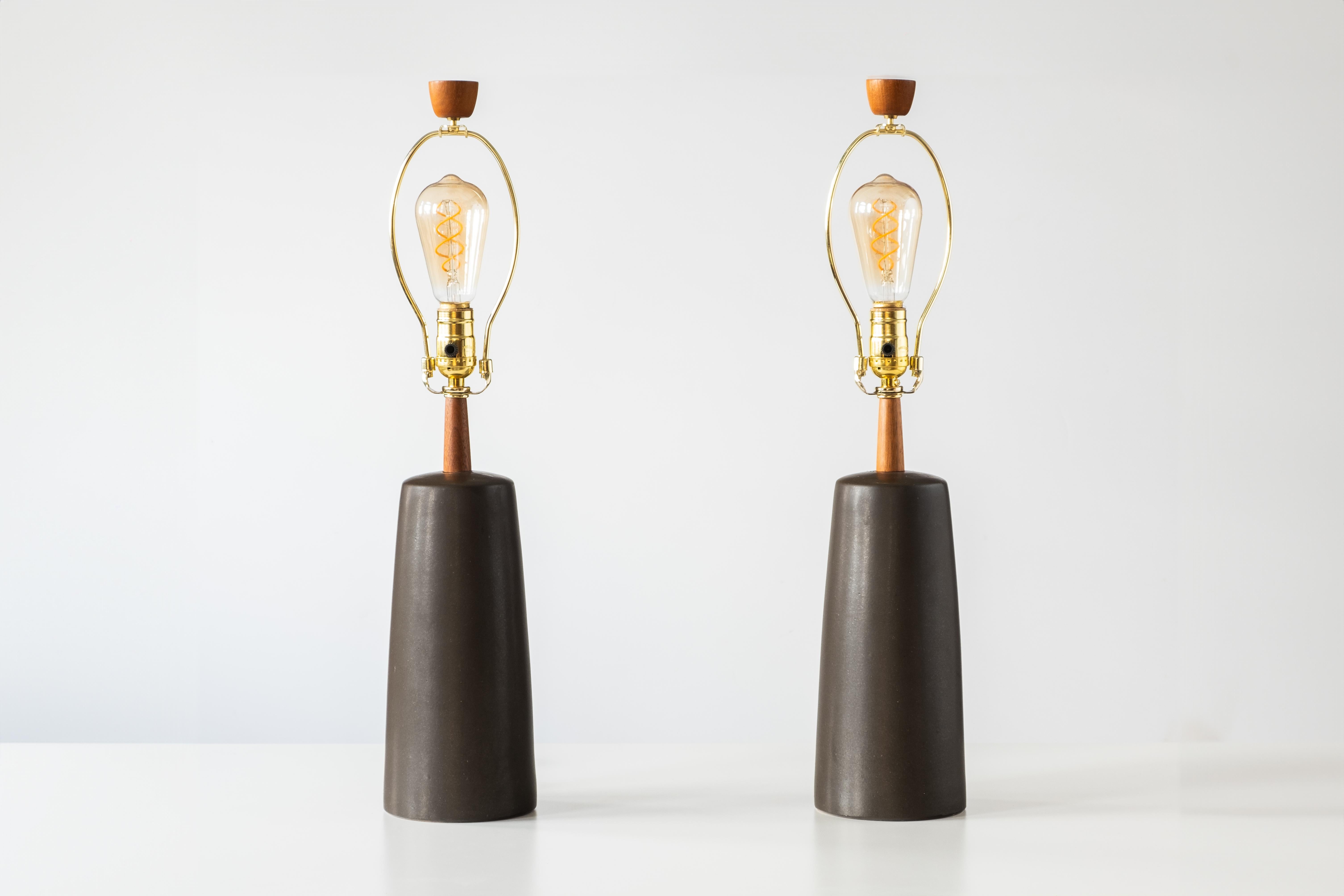 Gordon & Jane Martz / Marshall Studios Keramik-Tischlampen aus Keramik, schwarze Glasur (Glasiert) im Angebot