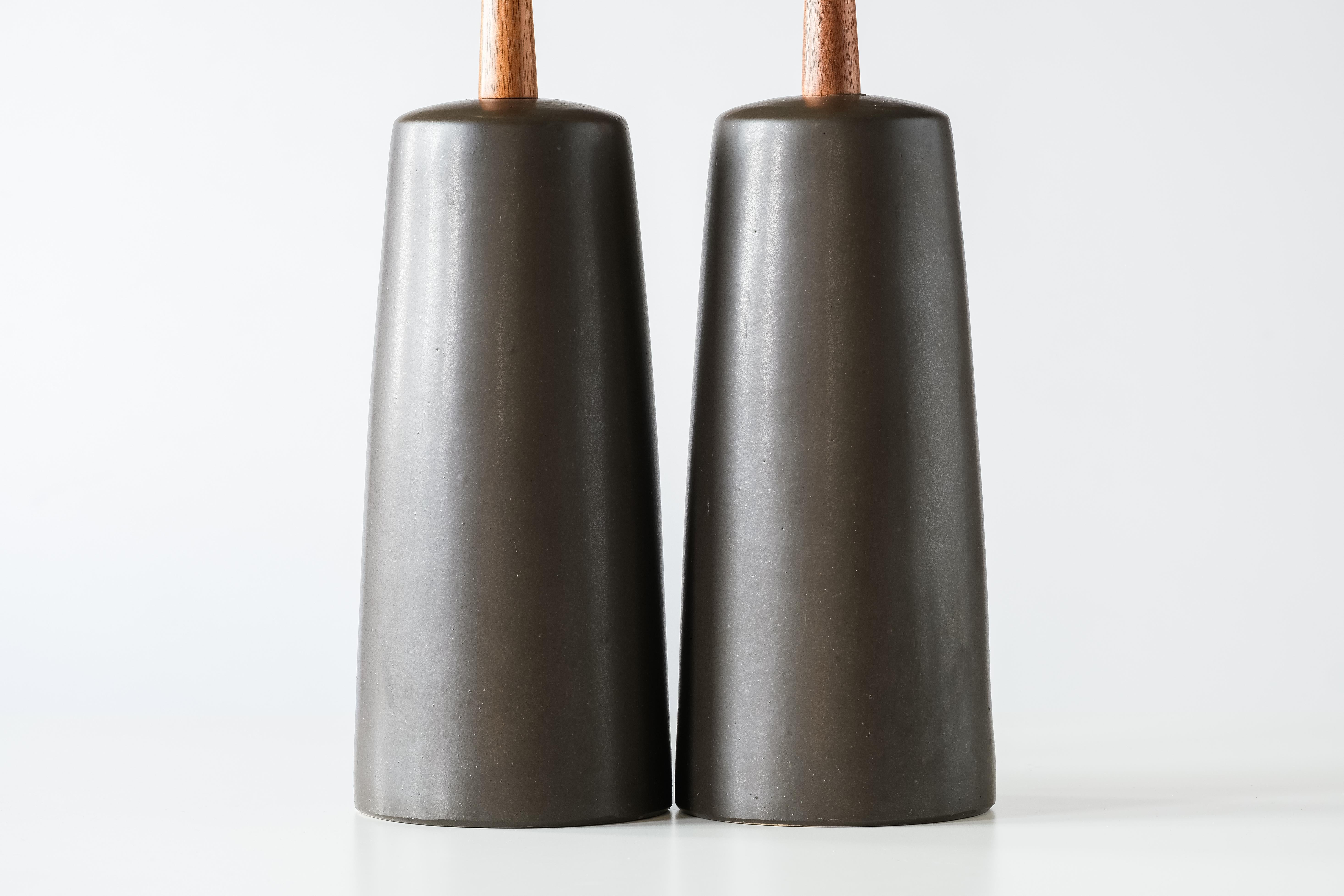 Céramique Lampes de bureau Gordon & Jane Martz / Marshall Studios Ceramic Pottery, glaçure noire en vente