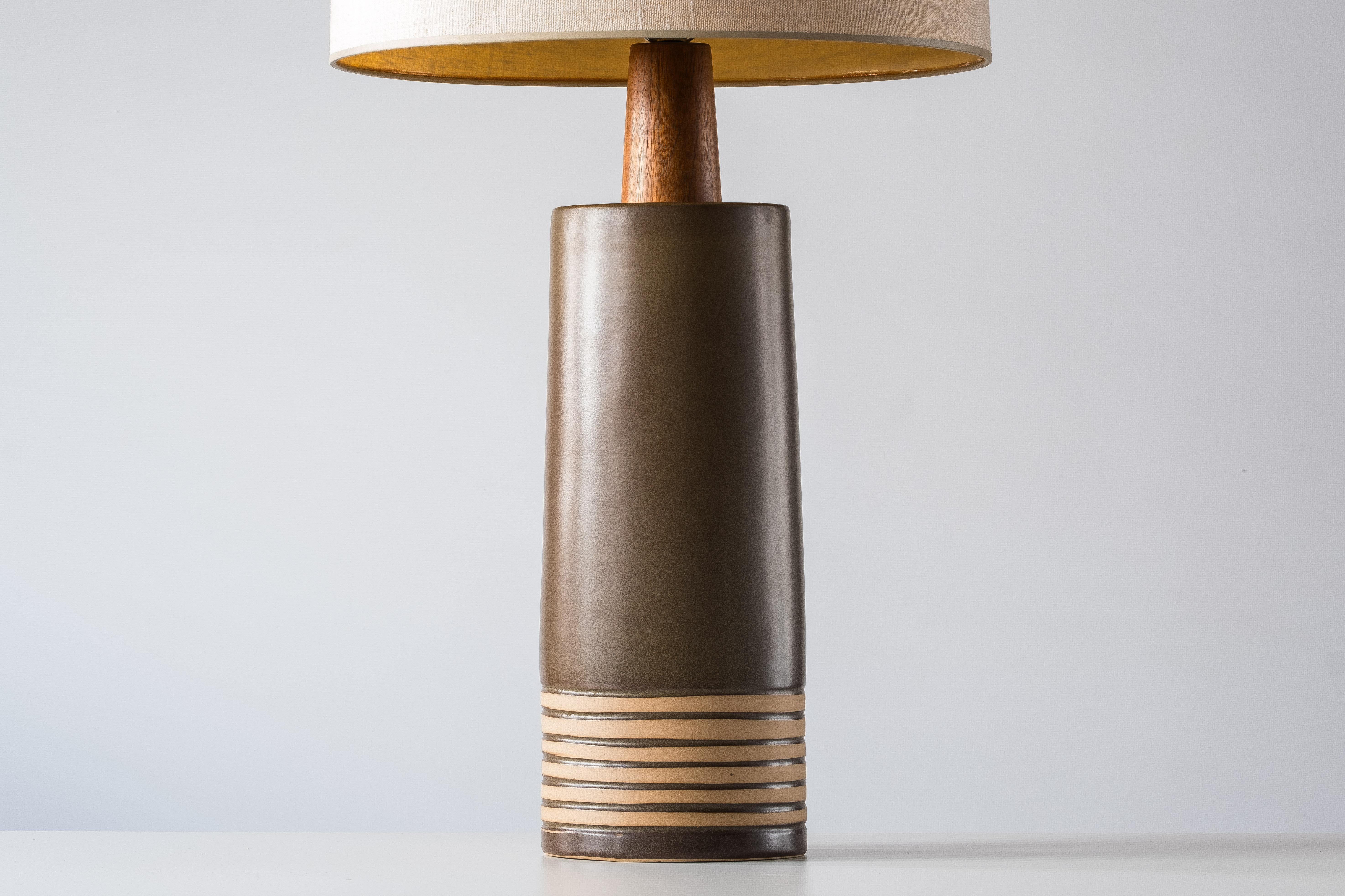 Gordon & Jane Martz / Marshall Studios Ceramic Table Lamp Green w Incised Stripe In Good Condition In Portland, OR