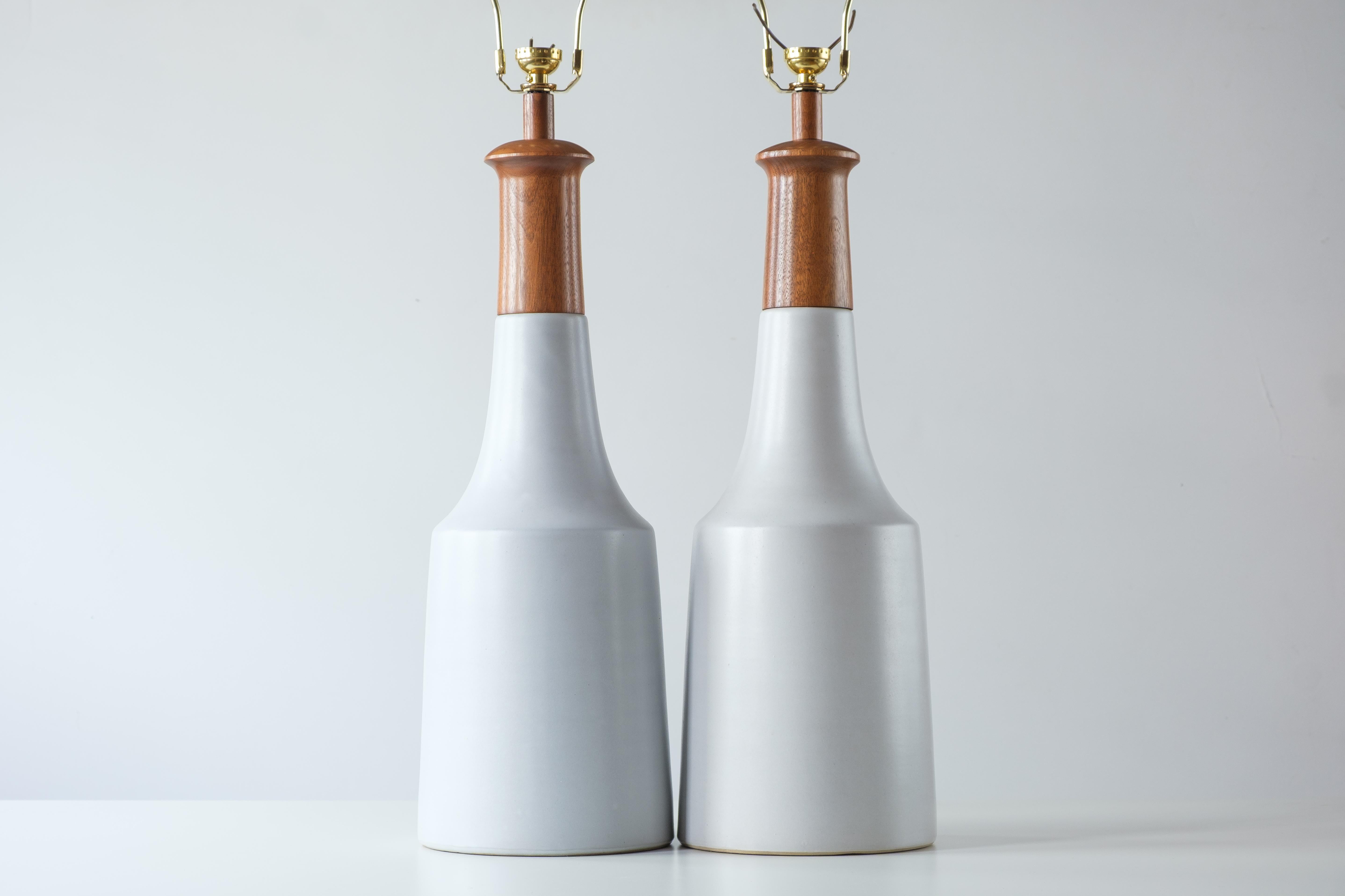 Américain Lampes de table en céramique Gordon & Jane Martz / Marshall Studios, glaçure blanche mate en vente