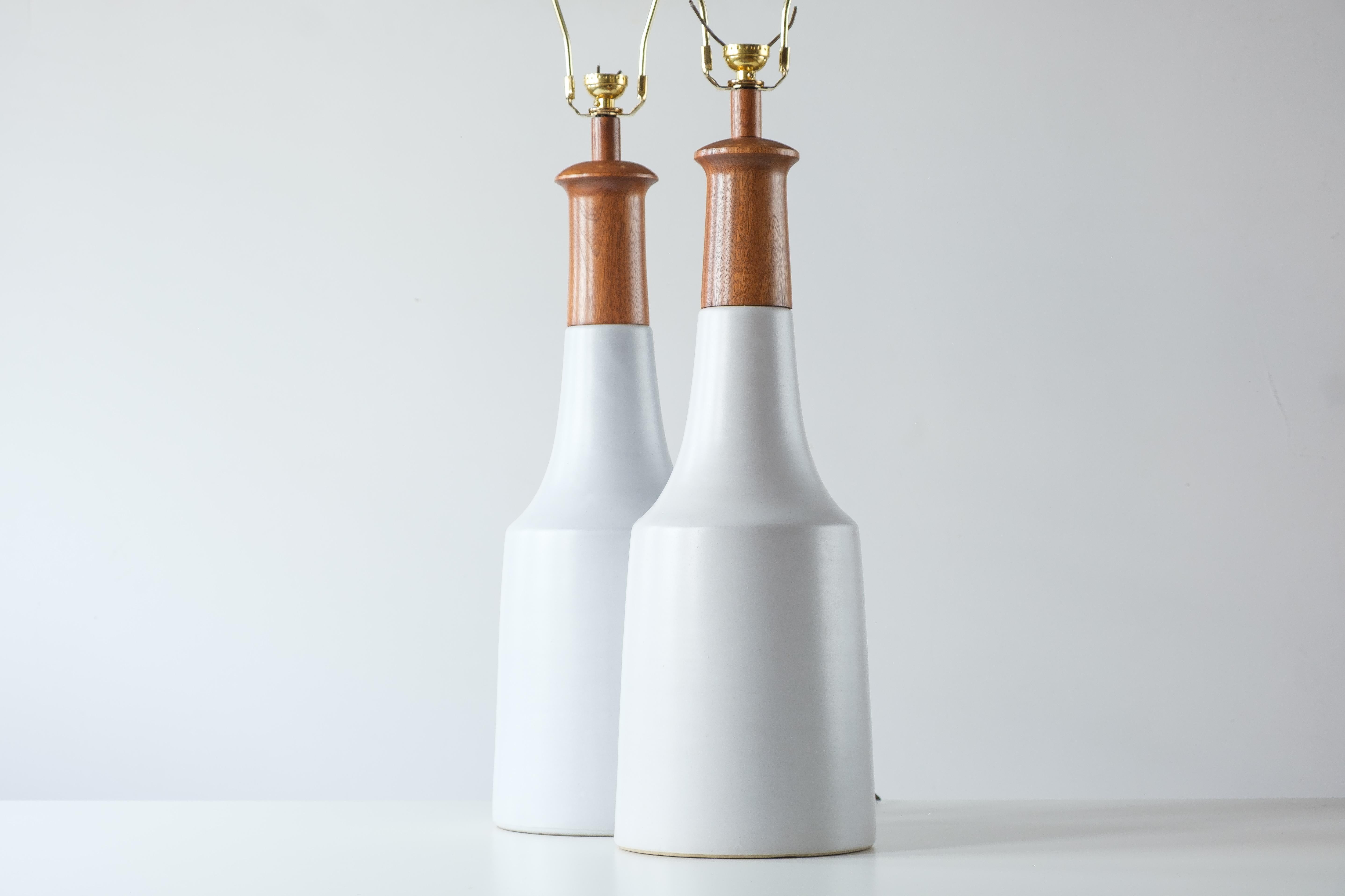 Vernissé Lampes de table en céramique Gordon & Jane Martz / Marshall Studios, glaçure blanche mate en vente