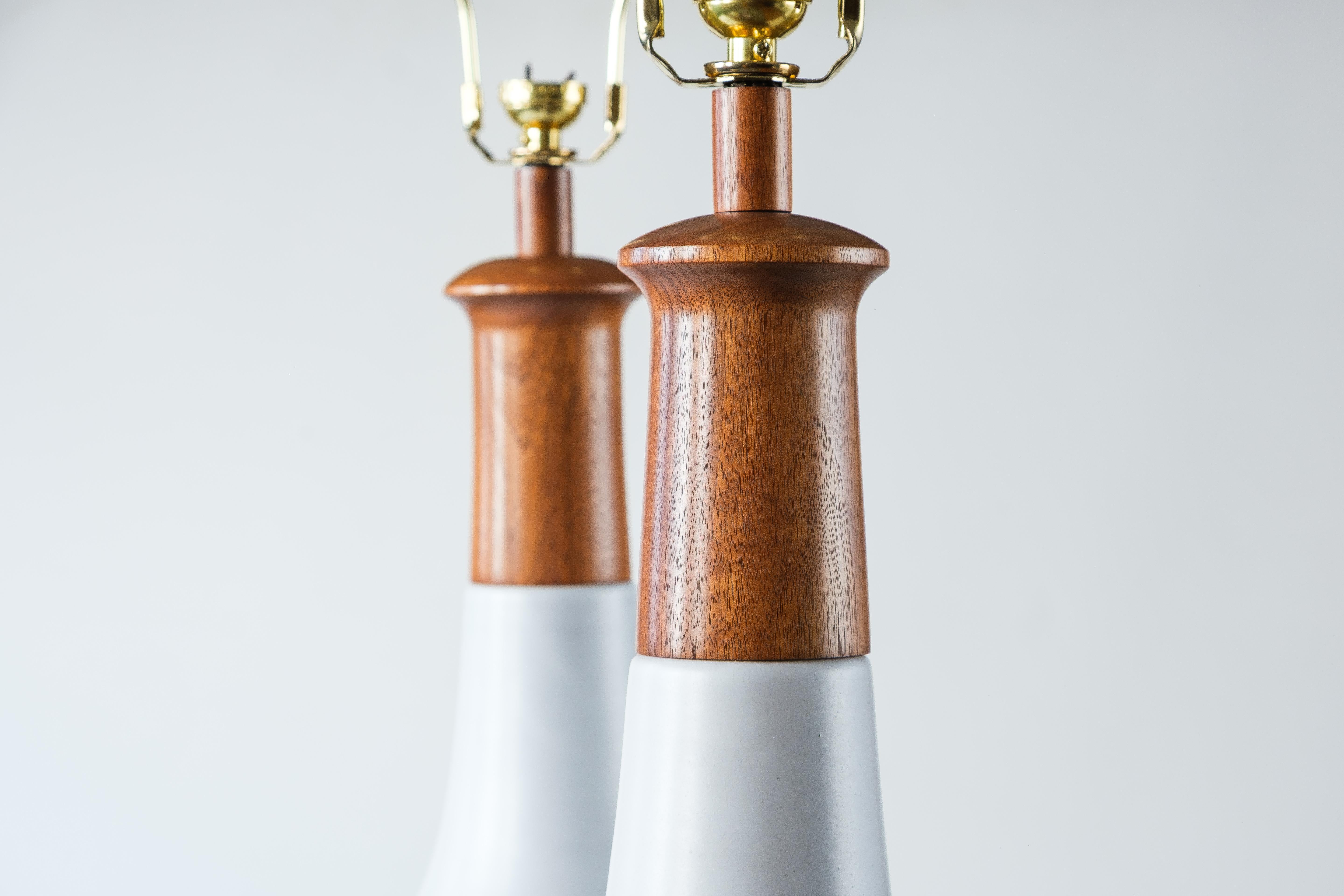 Laiton Lampes de table en céramique Gordon & Jane Martz / Marshall Studios, glaçure blanche mate en vente