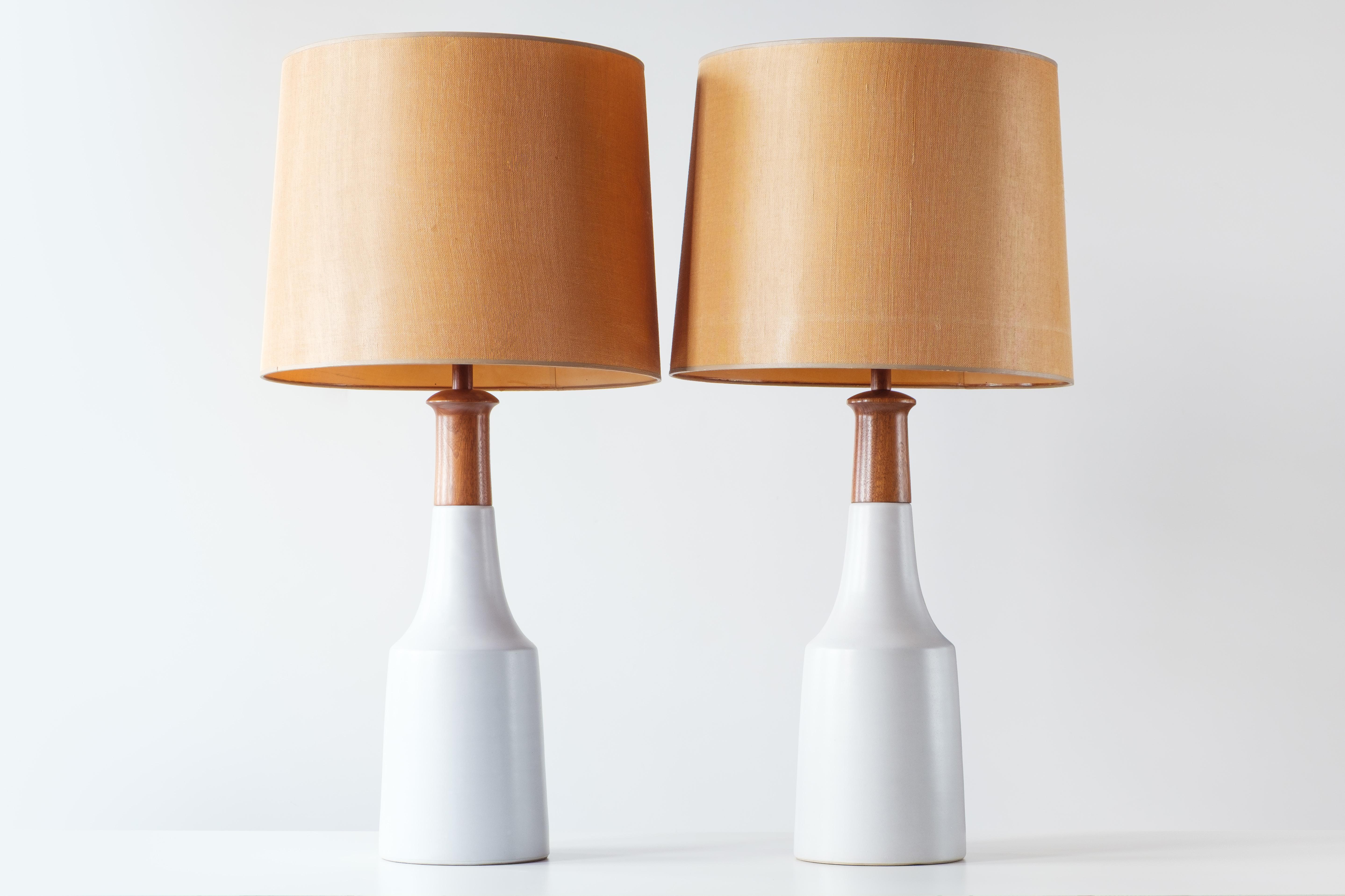 💡 Rare paire de lampes de table Martz #203-28 en émail blanc mat pour les studios Marshall, vers 1960
-
Cette exceptionnelle paire de lampes de table modèle #203 de Jane et Gordon Martz pour Marshall Studios représente l'un des designs les plus