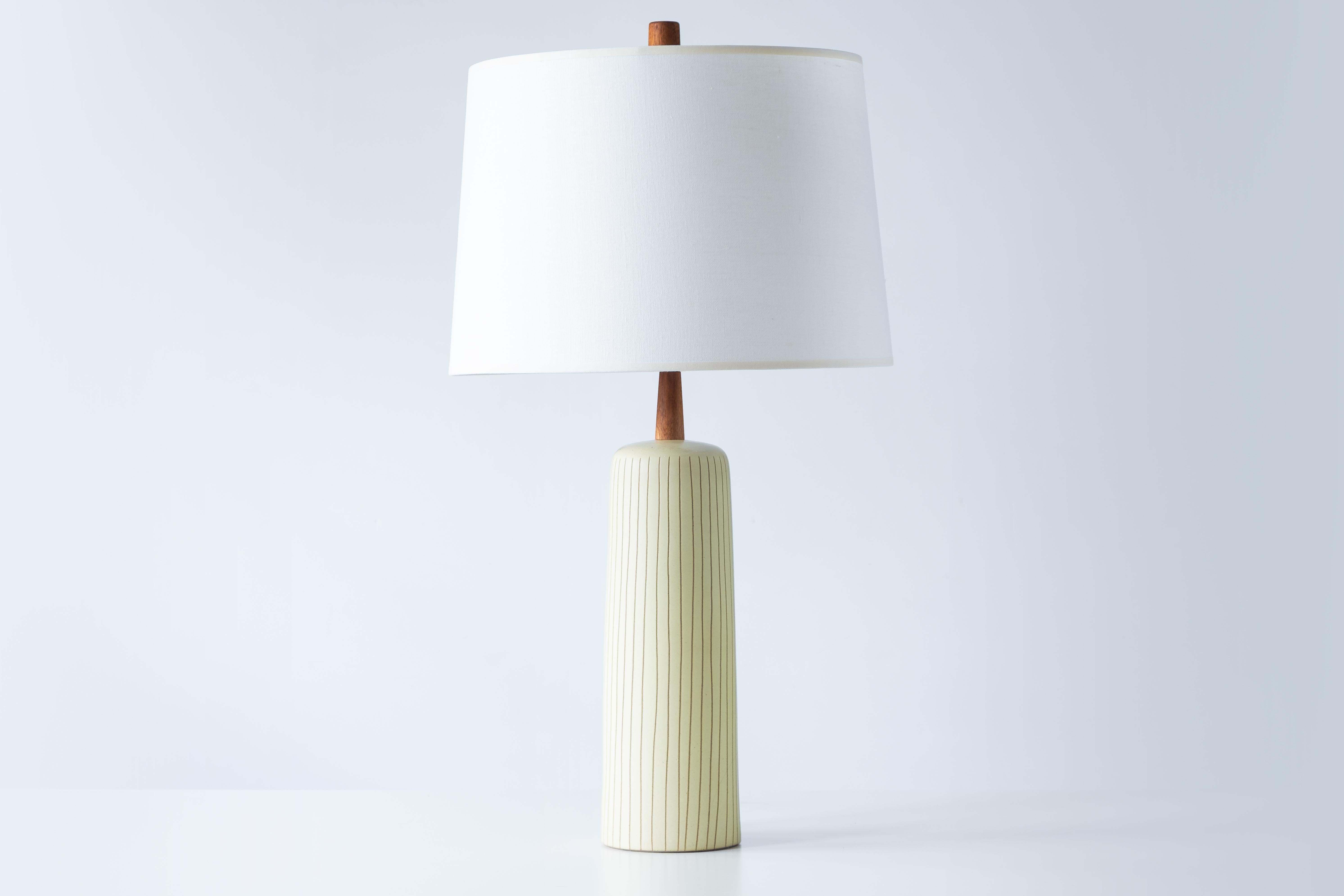 CHE COS'È?
-
Questo set di lampade Martz è caratterizzato da uno smalto giallo chiaro e verdastro. L'esatto colore verde o giallo dipenderà dalla stanza e dall'illuminazione del momento. Le lampade sono decorate con una linea verticale incisa che