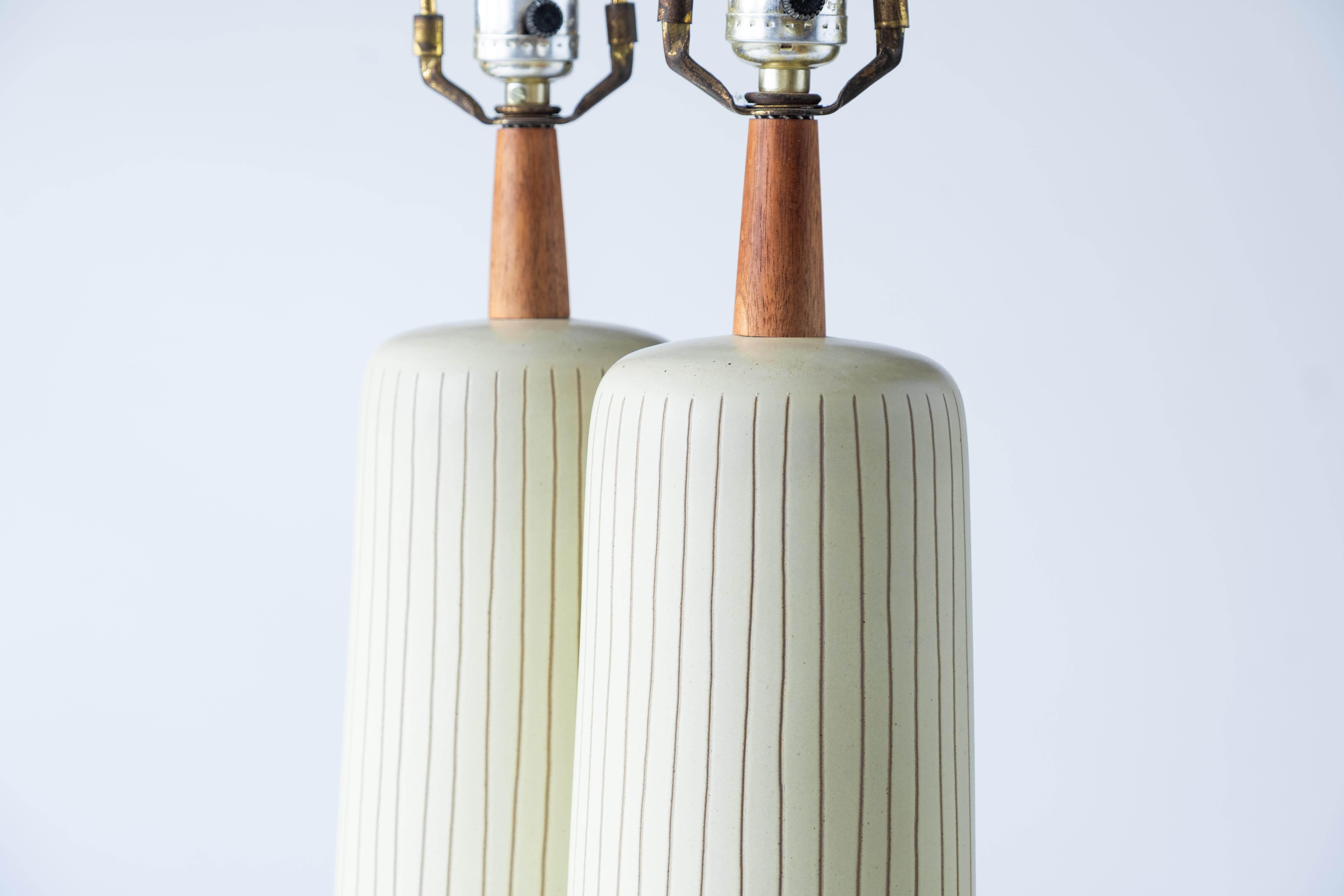 Metà XX secolo Gordon & Jane Martz / Lampade da tavolo in ceramica Marshall Studios, smalto giallo pallido in vendita