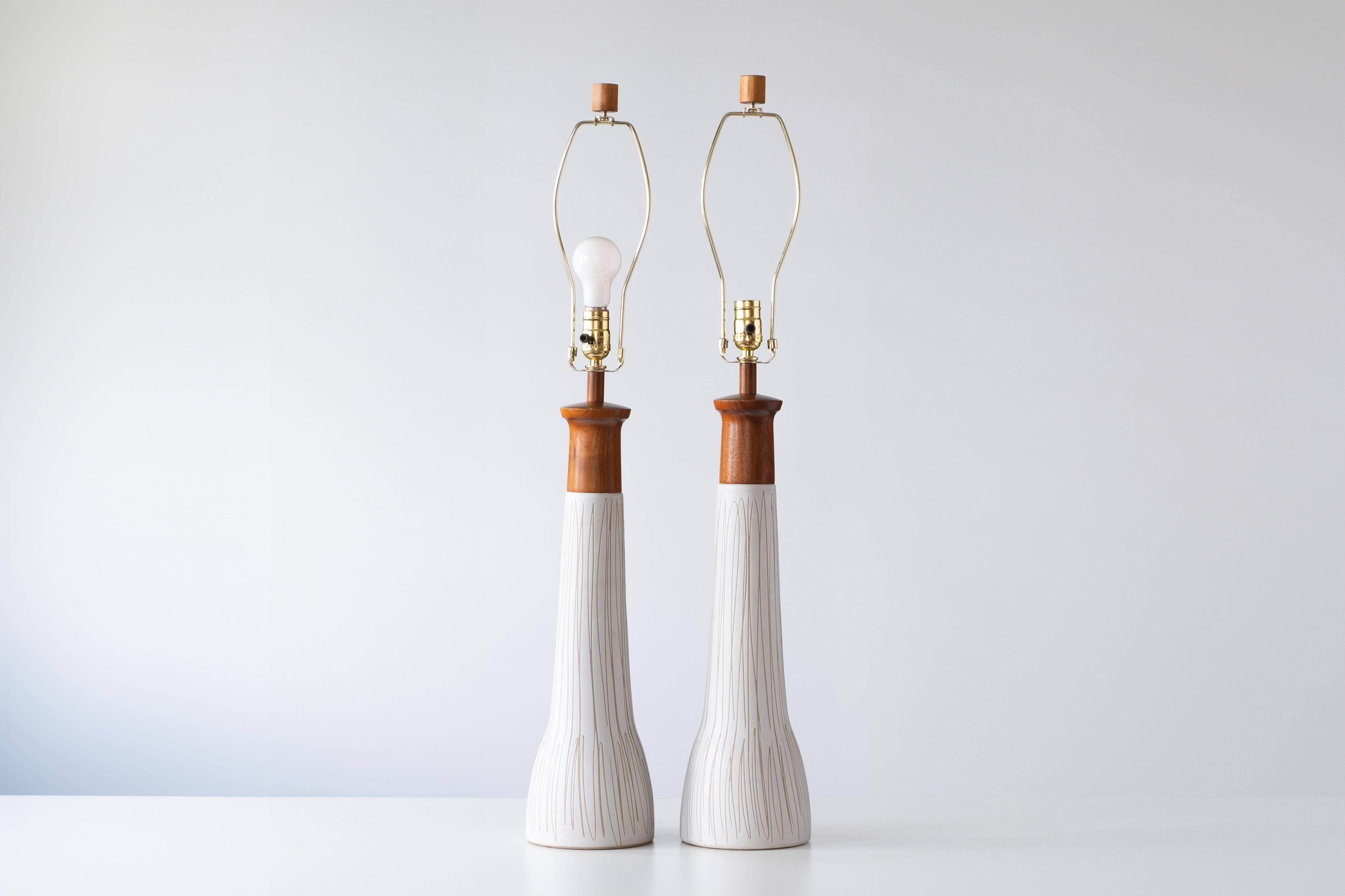 Milieu du XXe siècle Lampes de table en céramique Gordon & Jane Martz / Marshall Studios, glaçure blanche en vente