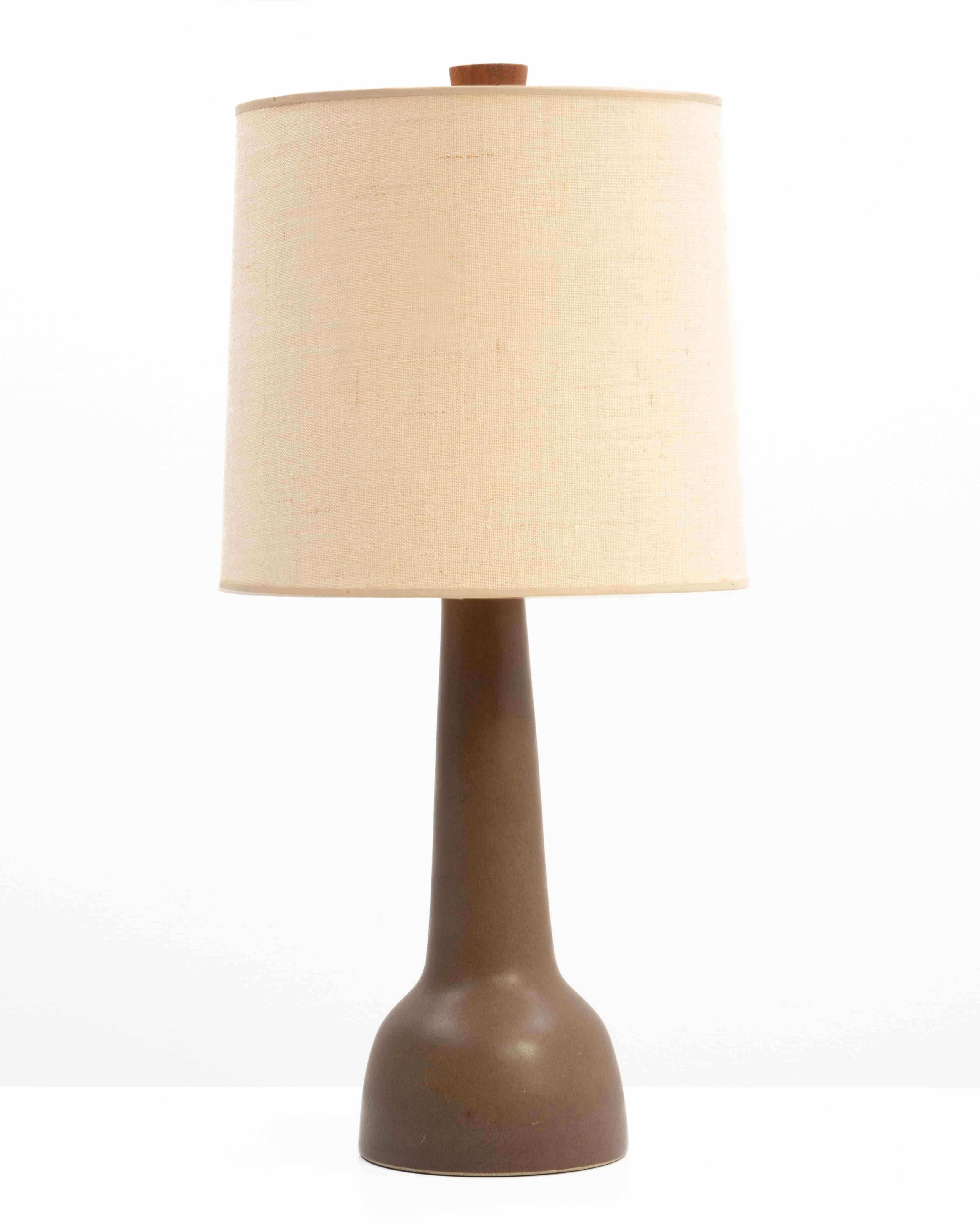 Lampe de table en céramique de Gordon & Jane Martz pour Marshall Studios, en émail brun mat finement moucheté. La lampe conserve l'abat-jour d'origine (un peu usé, il n'est pas inclus dans la vente) et l'épi de faîtage en noyer d'origine.
