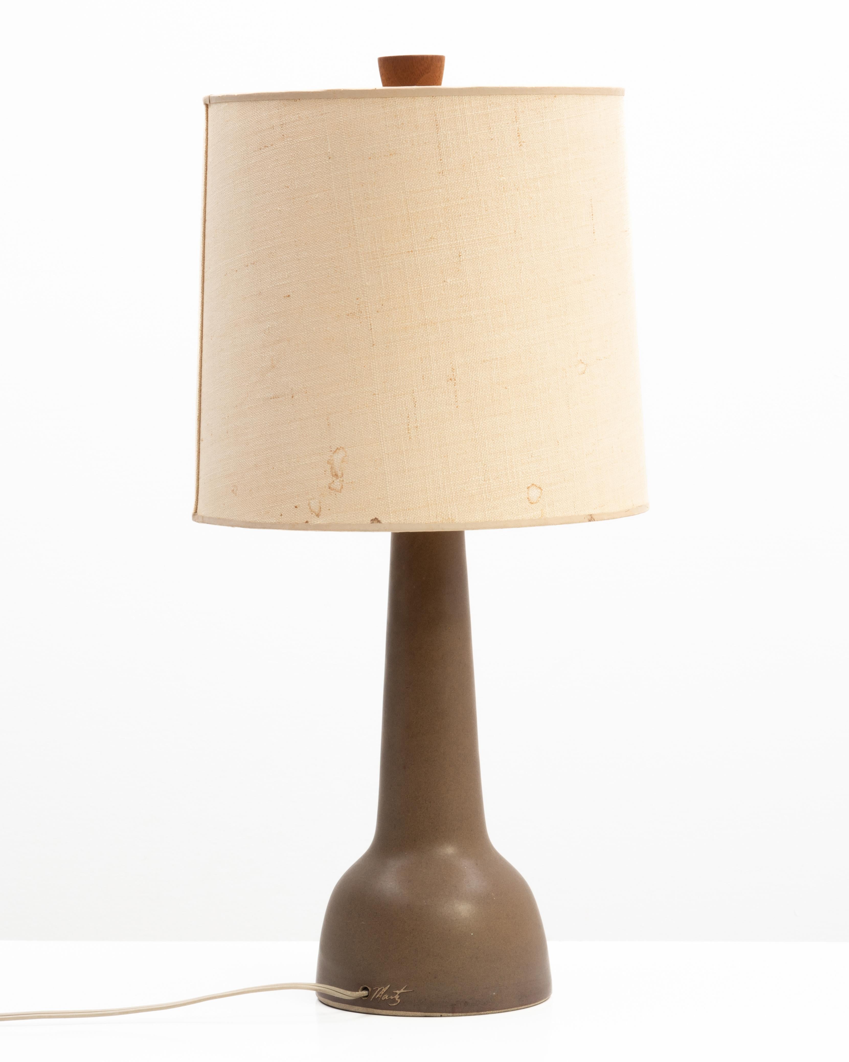 Gordon Jane Martz Marshall Studios Table Lamp Brown Speckled Original Finial In Good Condition For Sale In Forest Grove, PA