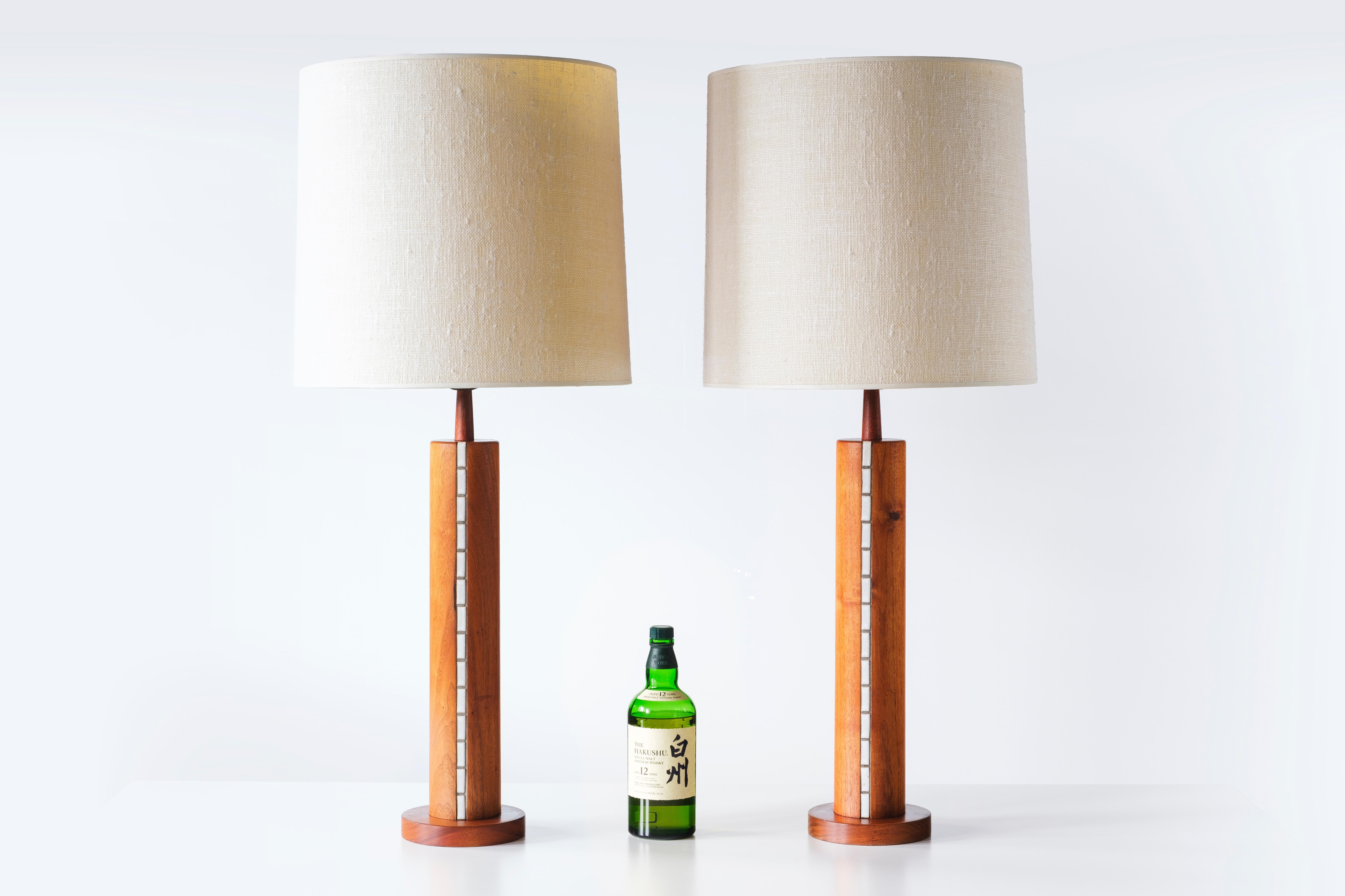💡 What is it?
—
Another gem from the masters of mid century lightning – Gordon and Jane Martz. This substantial set of Martz lamps is comprised of a walnut base inlayed with white/gray thin, rectangular ceramic tiles. The pattern appears in three