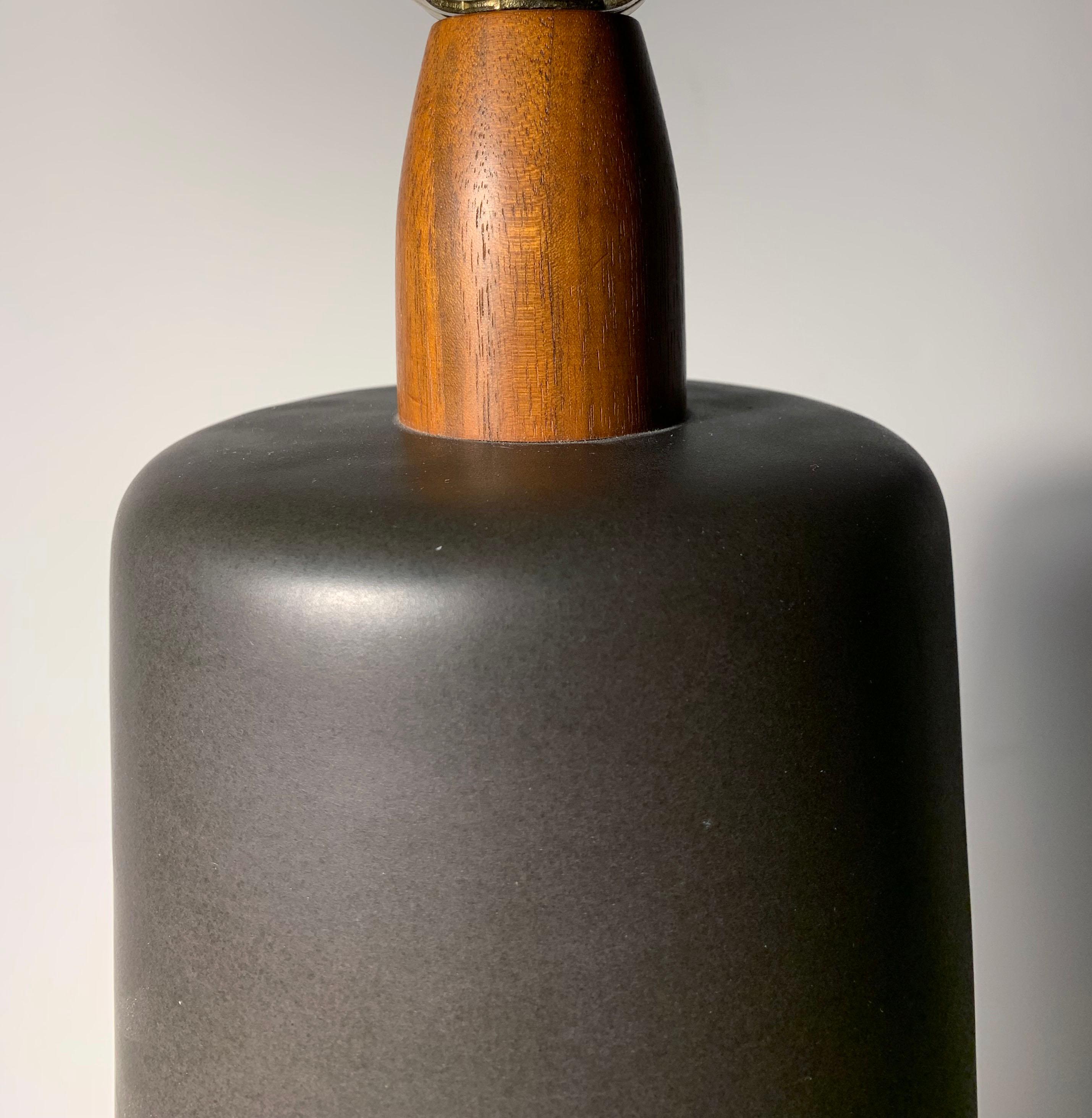 Gordon & Jane Martz Mid Century Stacked Ceramic Pottery Table Lamp in Black For Sale 4